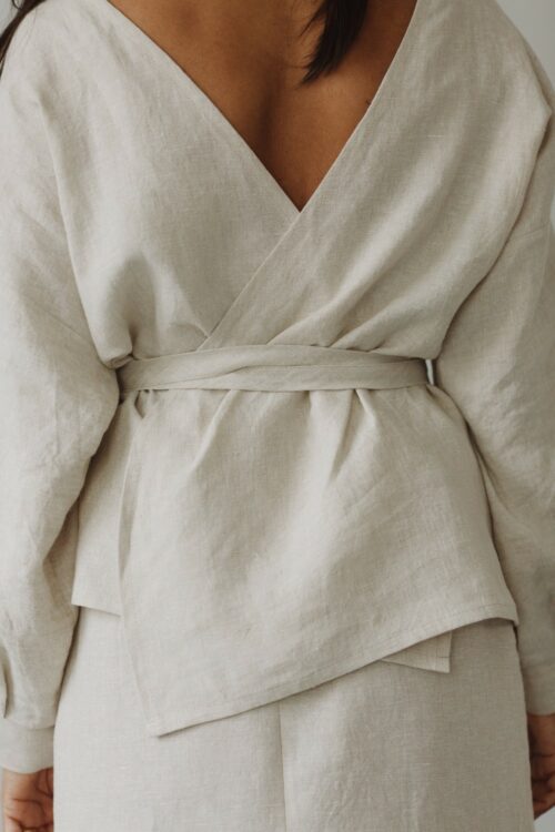 Wickeljacke in Natur, aus 100 % belgischem Leinen, handgefertigt, tragbar vorne oder hinten gebunden, als Jacke oder Bluse.