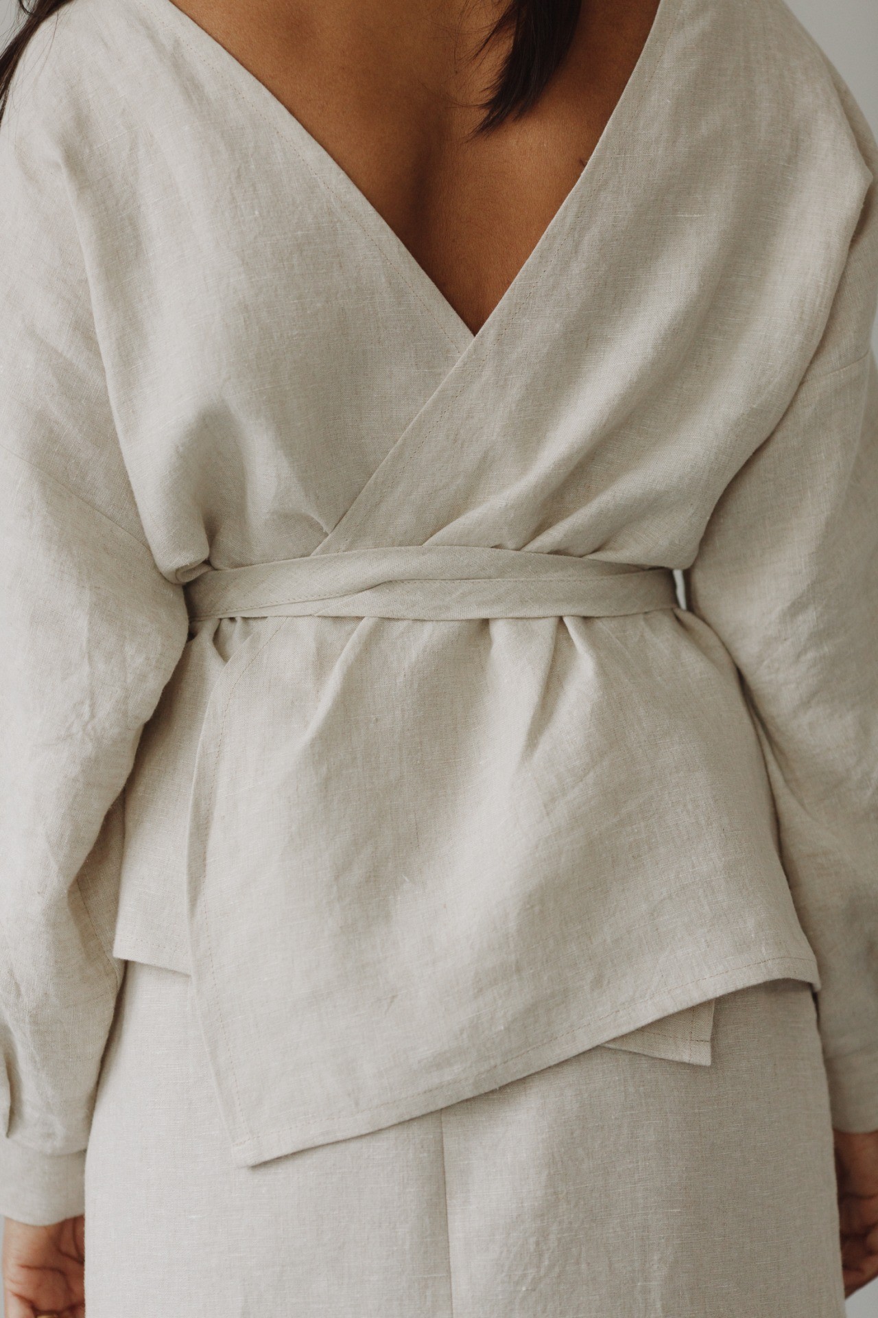 Wickeljacke Natur – Handgefertigt aus 100 % belgischem Leinen, wandelbar und komfortabel Wickeljacke in Natur, aus 100 % belgischem Leinen, handgefertigt, tragbar vorne oder hinten gebunden, als Jacke oder Bluse.