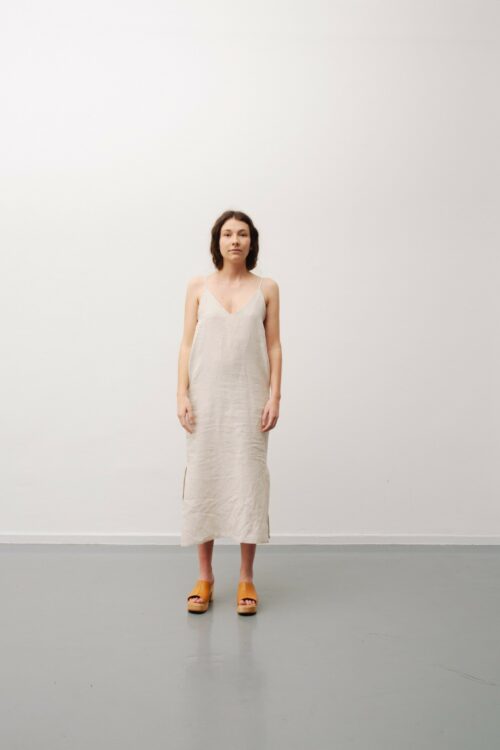 Leinenkleid in Natur, aus 100 % belgischem Leinen, handgefertigt, mit Vorder- und Rückenausschnitt, Seitentaschen und Schlitzen.