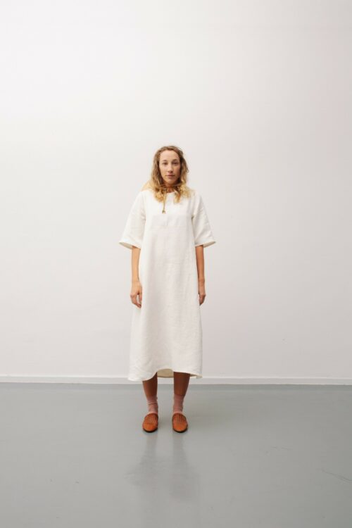 Gartenkleid Creme, handgefertigt aus 100 % Hanf, knöchellang mit Taschen und weißen Absteppungen, robust und bequem.