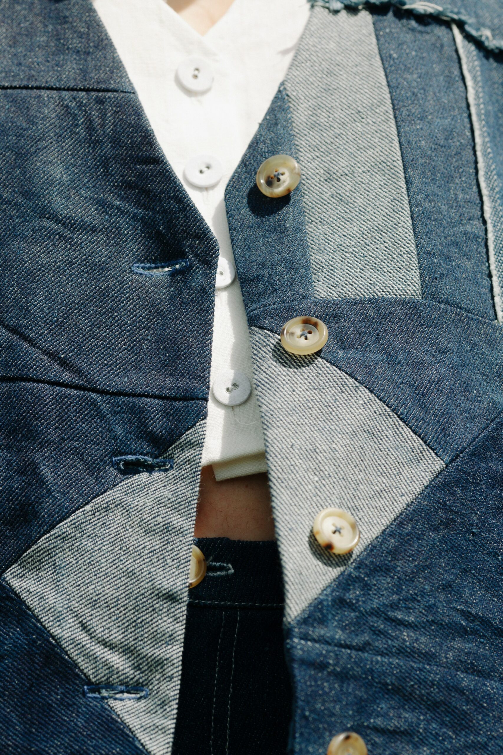 Patchwork-Kimonojacke Indigo – Handgefertigt aus Hanf und Ramie, einzigartig und vielseitig Patchwork-Kimonojacke Indigo, handgefertigt aus Hanf und gefüttert mit Ramie. Einzigartiges Design, gemütlich und leicht.