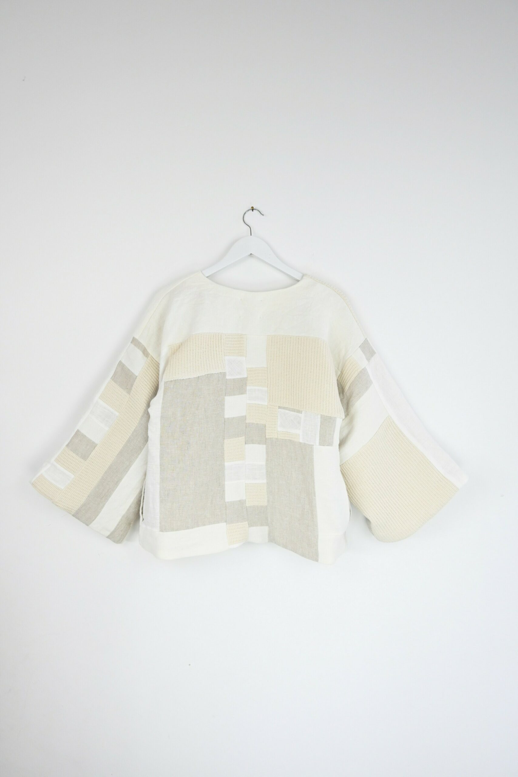 Patchwork-Kimonojacke in Hell – Handgefertigt aus Leinen, Hanf und Baumwolle, gemütlich und leicht Patchwork-Kimonojacke Hell, handgefertigt aus Leinen, Hanf und Baumwolle, gefüttert mit Waffelstrukturstoff, einzigartiges Design.