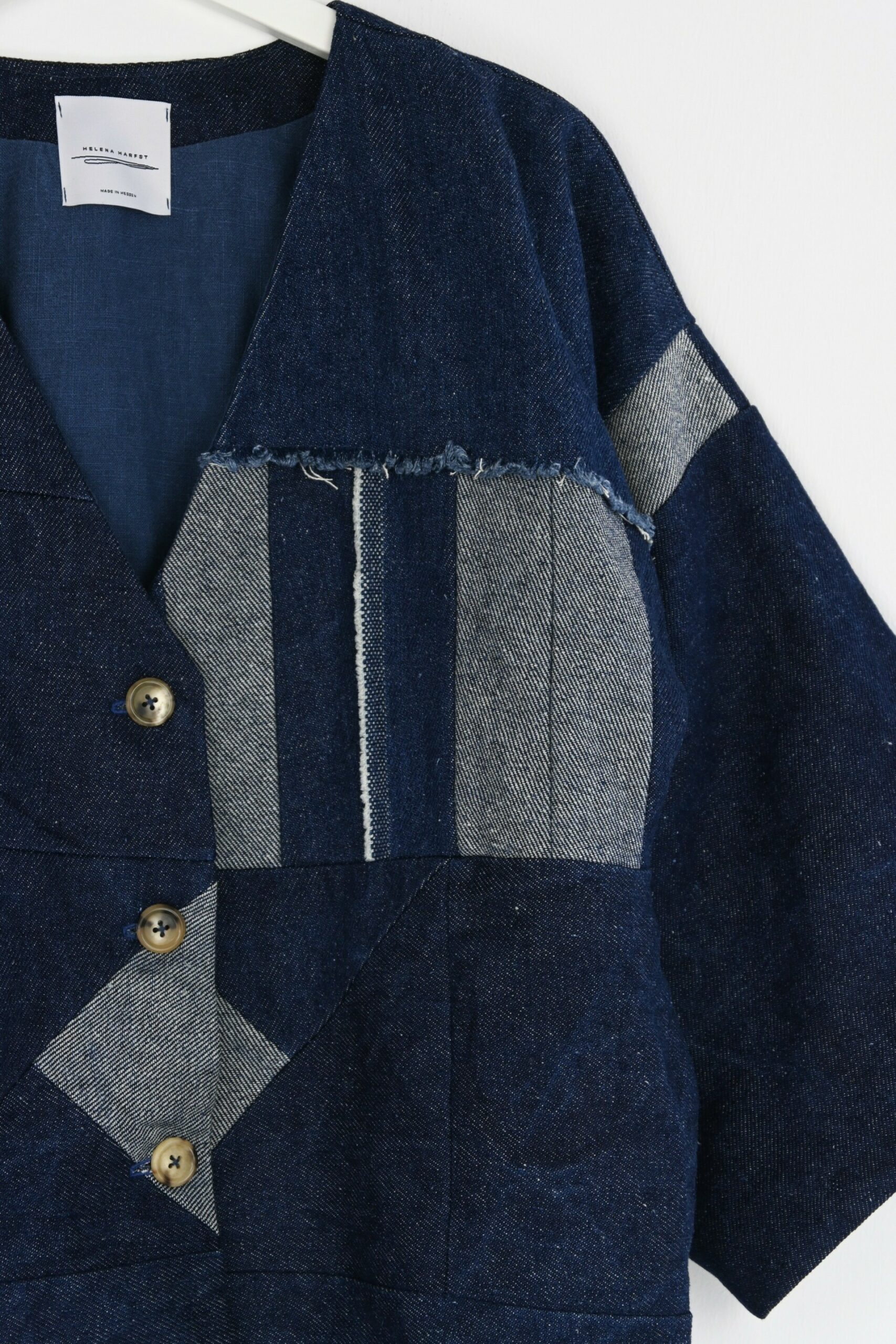 Patchwork-Kimonojacke Indigo – Handgefertigt aus Hanf und Ramie, einzigartig und vielseitig Patchwork-Kimonojacke Indigo, handgefertigt aus Hanf und gefüttert mit Ramie. Einzigartiges Design, gemütlich und leicht.