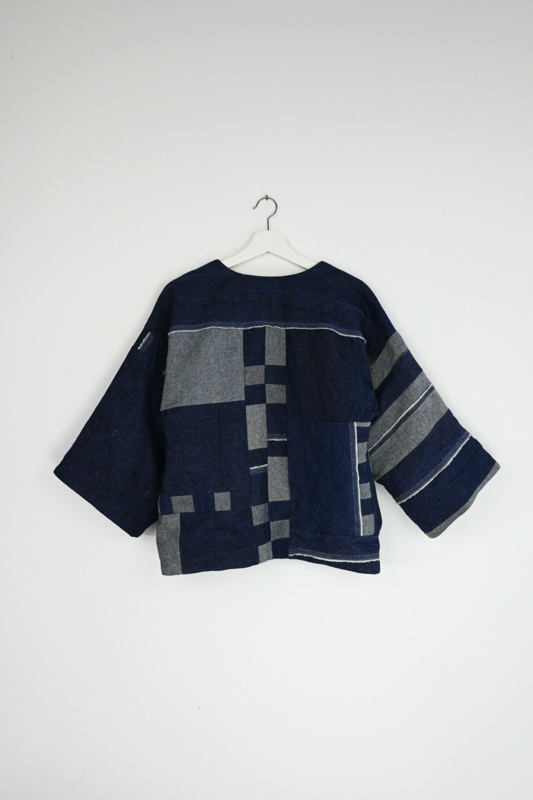Patchwork-Kimonojacke Indigo – Handgefertigt aus Hanf und Ramie, einzigartig und vielseitig Patchwork-Kimonojacke Indigo, handgefertigt aus Hanf und gefüttert mit Ramie. Einzigartiges Design, gemütlich und leicht.