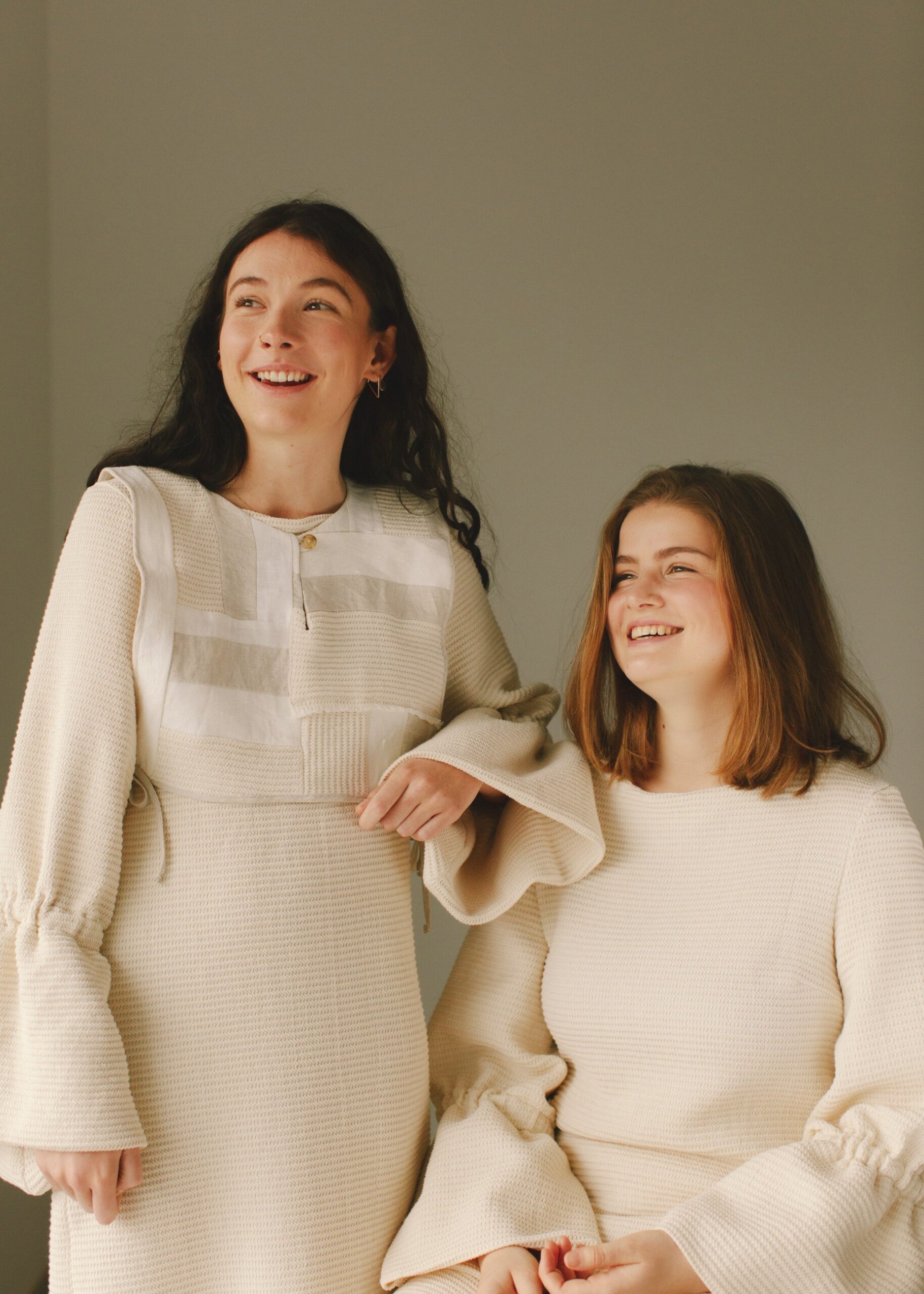 Waffelstrukturkleid in Creme – Handgefertigt aus 100 % Baumwolle, stilvoll und raffiniert Waffelstrukturkleid in Creme aus 100 % Baumwolle, handgefertigt, mit raffinierten Ärmeln und seitlichen Schlitzen.