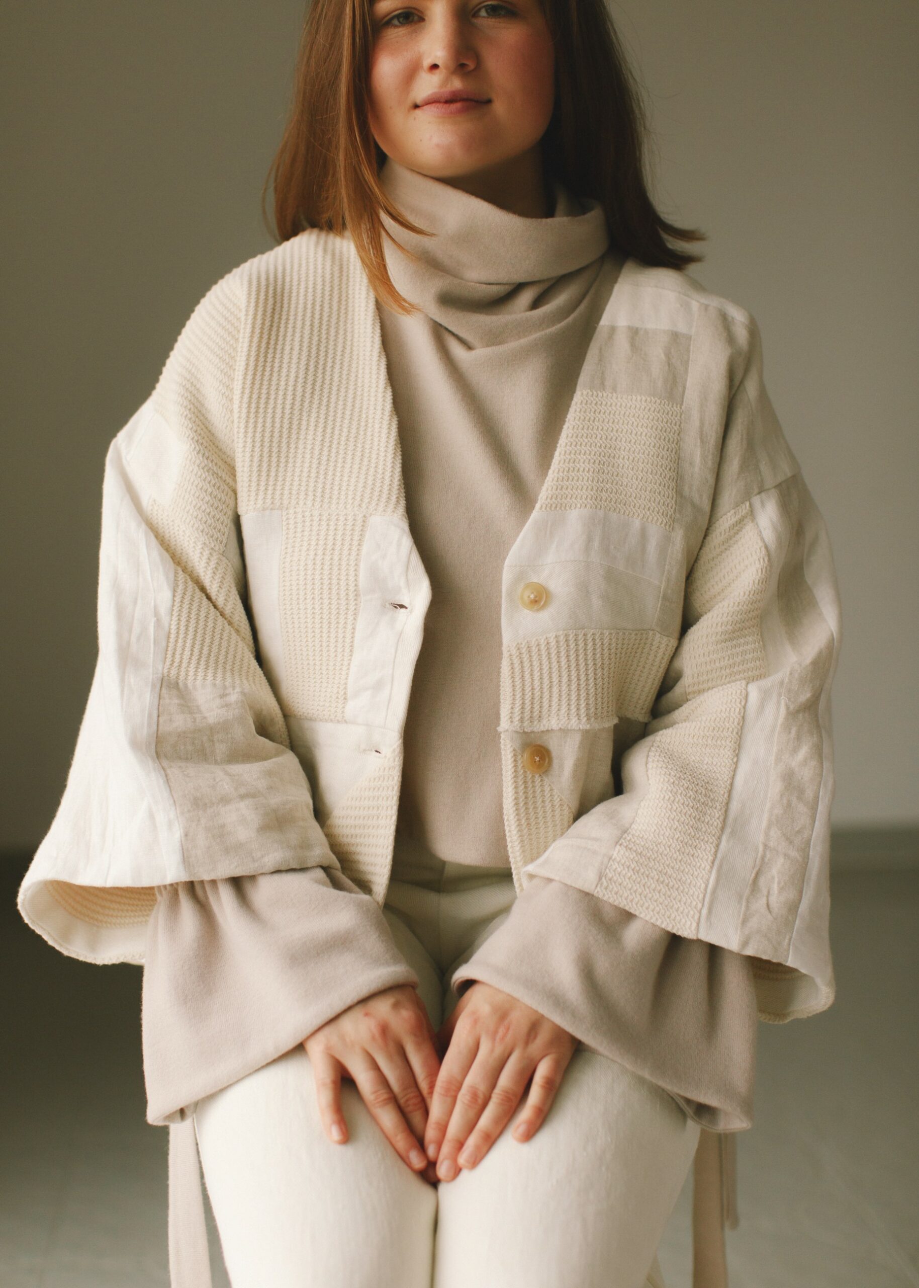 Patchwork-Kimonojacke in Hell – Handgefertigt aus Leinen, Hanf und Baumwolle, gemütlich und leicht Patchwork-Kimonojacke Hell, handgefertigt aus Leinen, Hanf und Baumwolle, gefüttert mit Waffelstrukturstoff, einzigartiges Design.