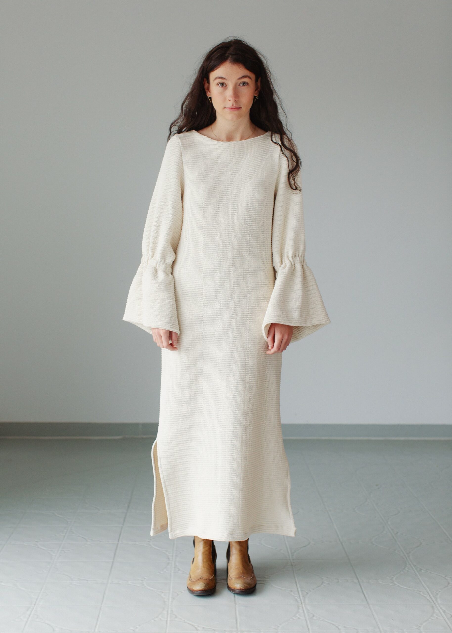 Waffelstrukturkleid in Creme – Handgefertigt aus 100 % Baumwolle, stilvoll und raffiniert Waffelstrukturkleid in Creme aus 100 % Baumwolle, handgefertigt, mit raffinierten Ärmeln und seitlichen Schlitzen.