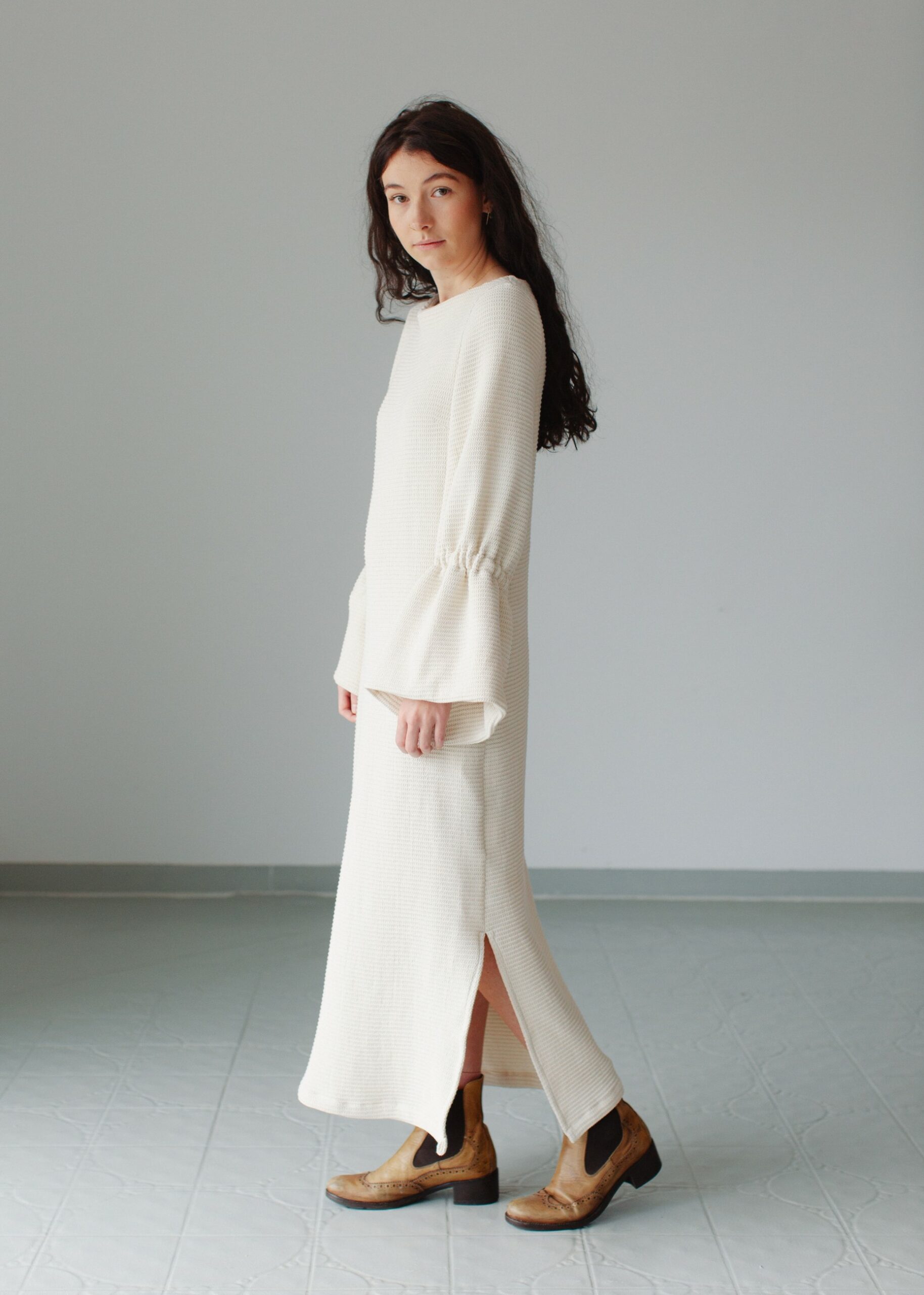 Waffelstrukturkleid in Creme – Handgefertigt aus 100 % Baumwolle, stilvoll und raffiniert Waffelstrukturkleid in Creme aus 100 % Baumwolle, handgefertigt, mit raffinierten Ärmeln und seitlichen Schlitzen.