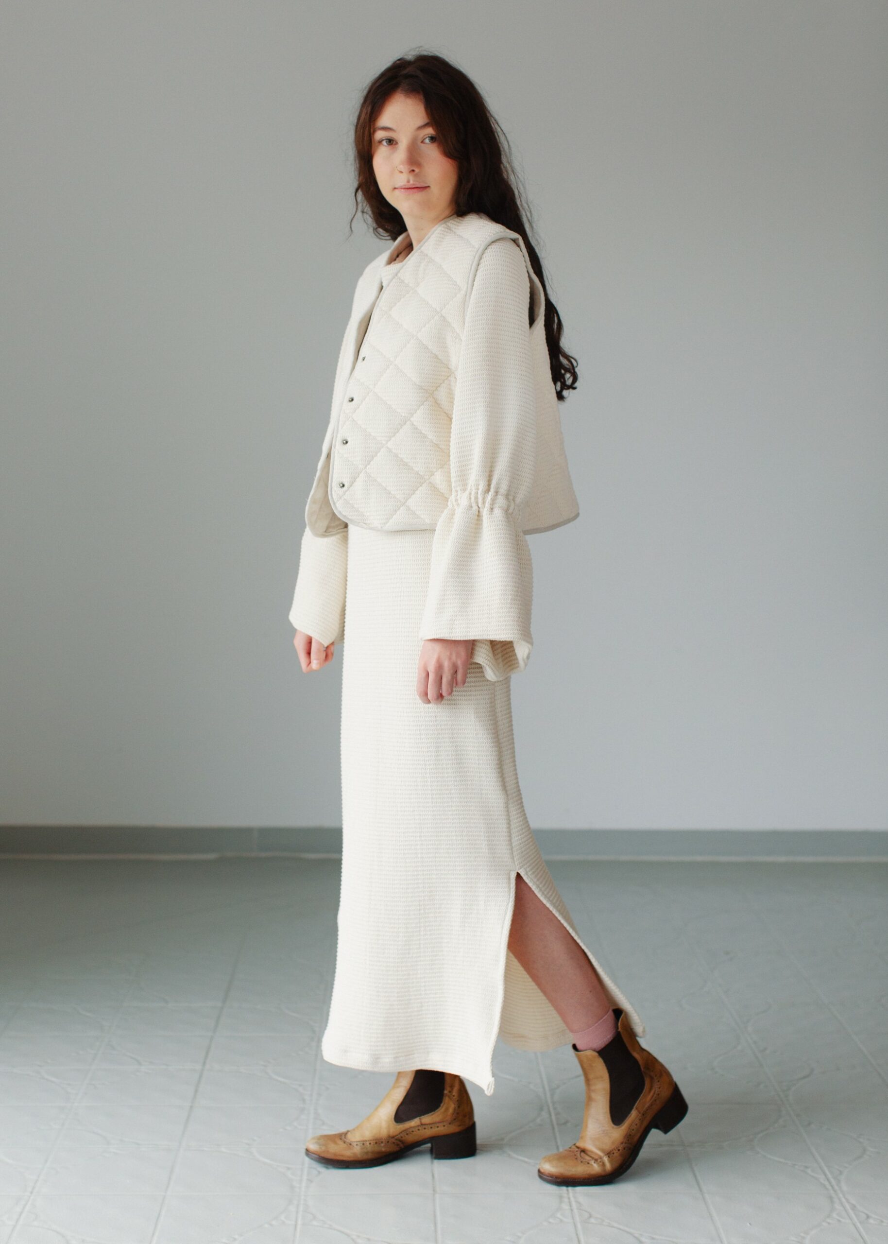 Waffelstrukturkleid in Creme – Handgefertigt aus 100 % Baumwolle, stilvoll und raffiniert Waffelstrukturkleid in Creme aus 100 % Baumwolle, handgefertigt, mit raffinierten Ärmeln und seitlichen Schlitzen.