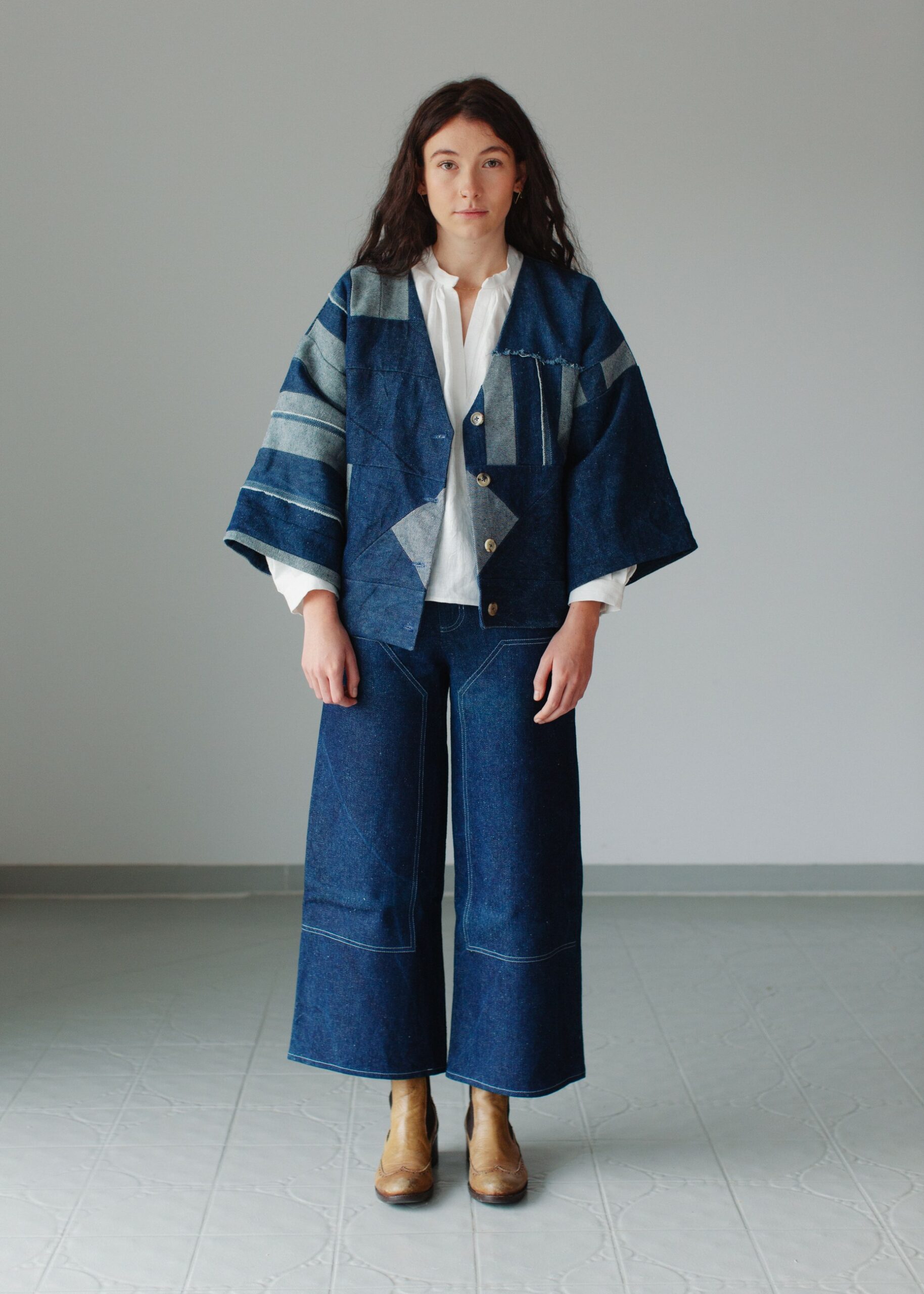 Patchwork-Kimonojacke Indigo – Handgefertigt aus Hanf und Ramie, einzigartig und vielseitig Patchwork-Kimonojacke Indigo, handgefertigt aus Hanf und gefüttert mit Ramie. Einzigartiges Design, gemütlich und leicht.