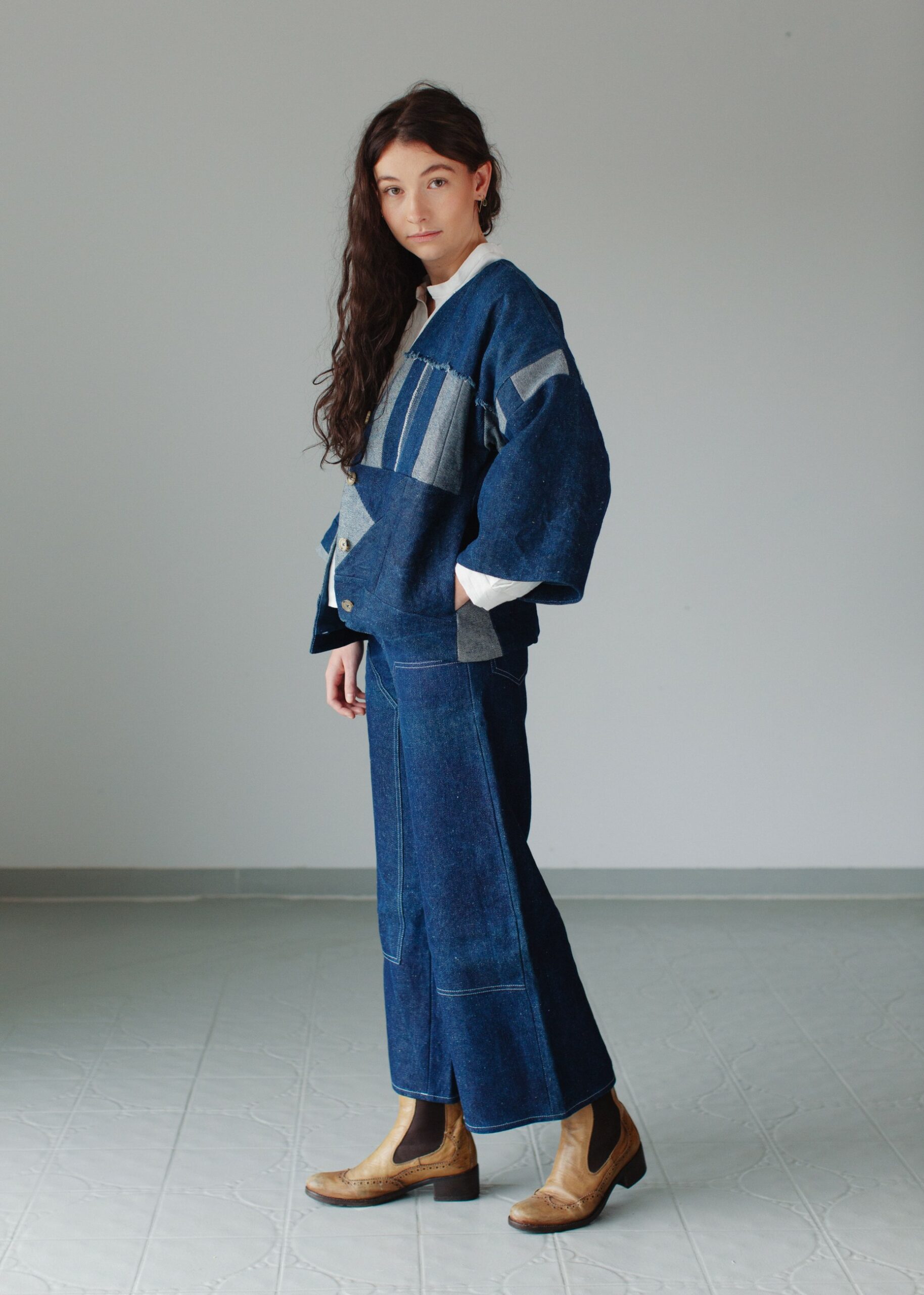 Patchwork-Kimonojacke Indigo – Handgefertigt aus Hanf und Ramie, einzigartig und vielseitig Patchwork-Kimonojacke Indigo, handgefertigt aus Hanf und gefüttert mit Ramie. Einzigartiges Design, gemütlich und leicht.