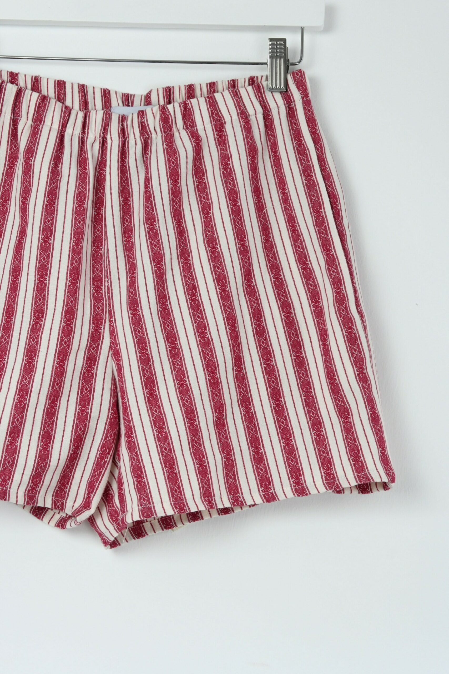 Baumwollshorts Gestreift – Handgefertigt aus 100 % Baumwolle, entspannt und bequem Gestreifte Baumwollshorts aus 100 % Baumwolle, mit Gummibund und seitlichen Eingriffstaschen.