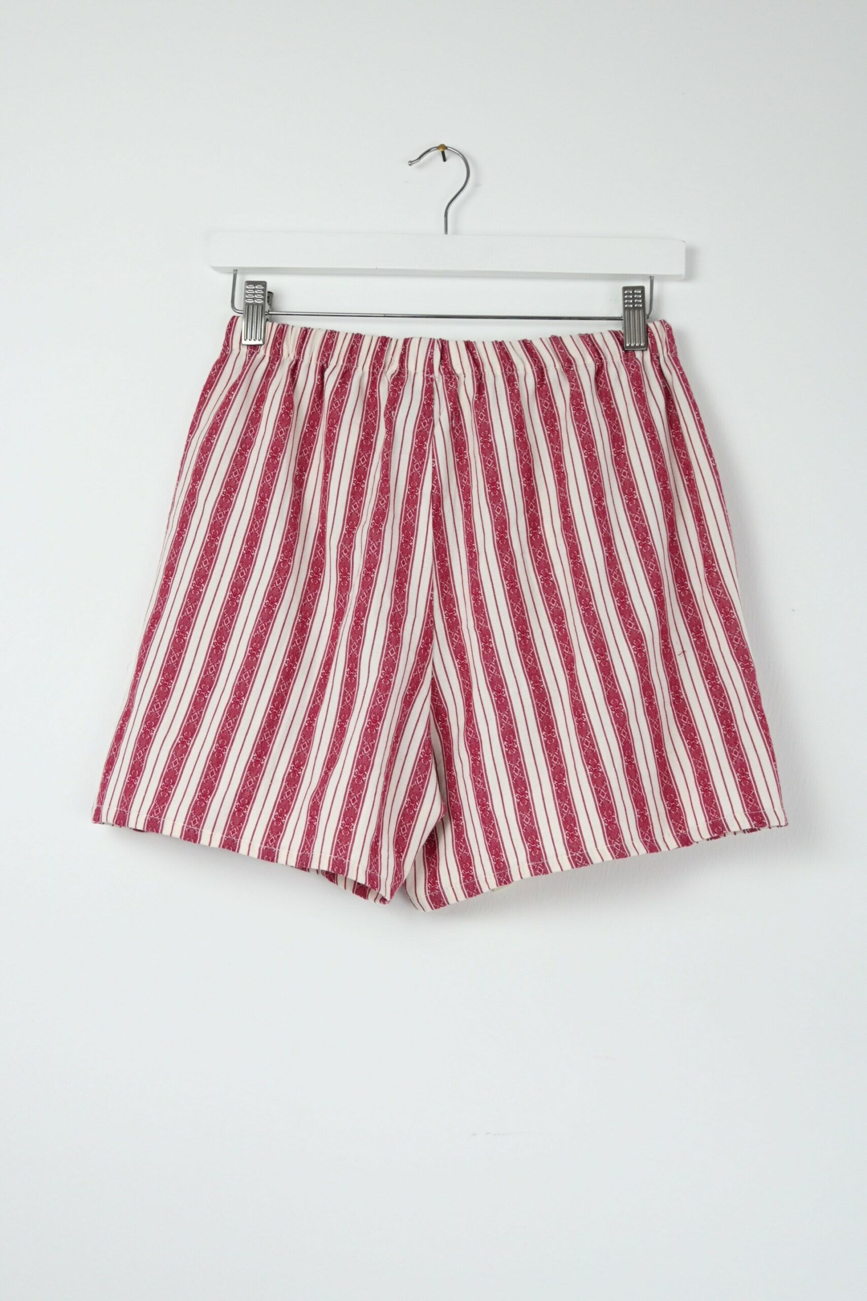 Baumwollshorts Gestreift – Handgefertigt aus 100 % Baumwolle, entspannt und bequem Gestreifte Baumwollshorts aus 100 % Baumwolle, mit Gummibund und seitlichen Eingriffstaschen.