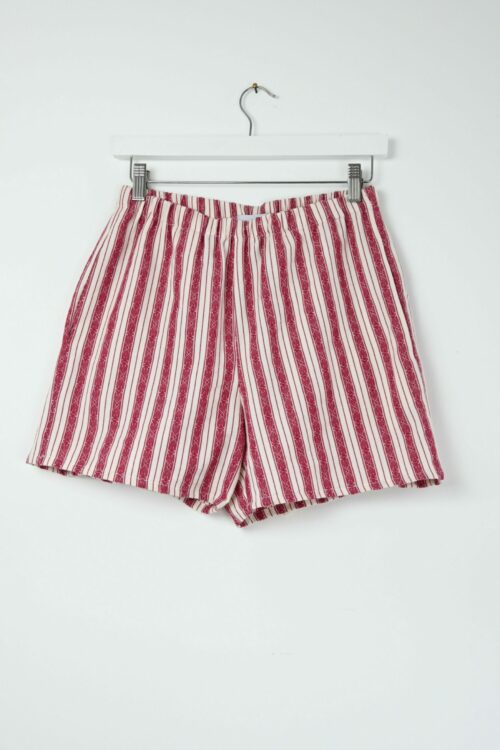 Gestreifte Baumwollshorts aus 100 % Baumwolle, mit Gummibund und seitlichen Eingriffstaschen.