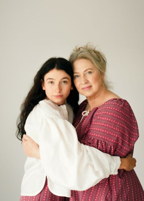 Baumwollshirt in Bordeaux aus 100 % Baumwolle, handgefertigt, mit verstellbarem Ausschnitt und zeitlosem Schnitt.