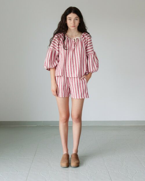 Gestreifte Baumwollshorts aus 100 % Baumwolle, mit Gummibund und seitlichen Eingriffstaschen.