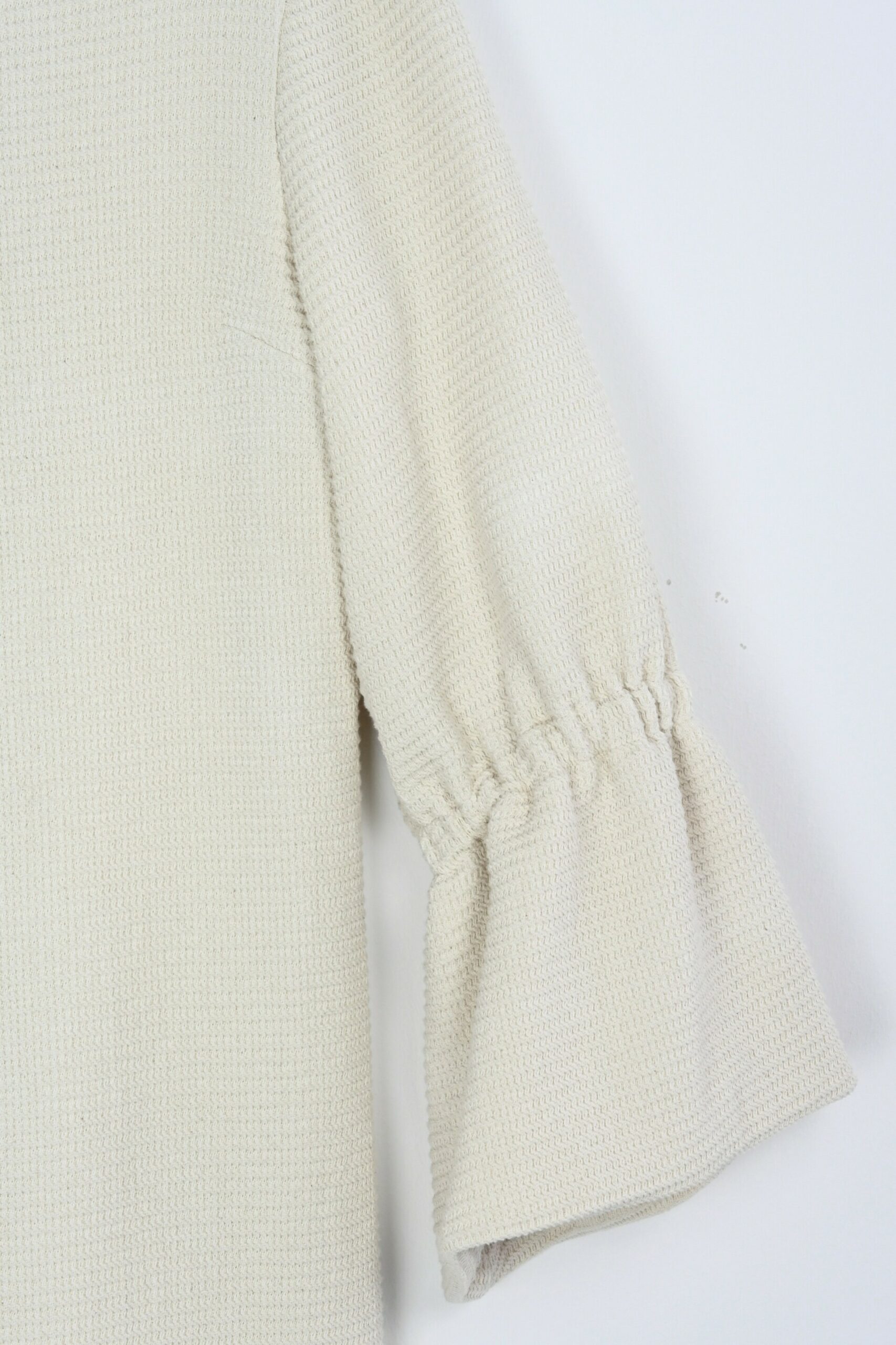 Waffelstrukturkleid in Creme – Handgefertigt aus 100 % Baumwolle, stilvoll und raffiniert Waffelstrukturkleid in Creme aus 100 % Baumwolle, handgefertigt, mit raffinierten Ärmeln und seitlichen Schlitzen.