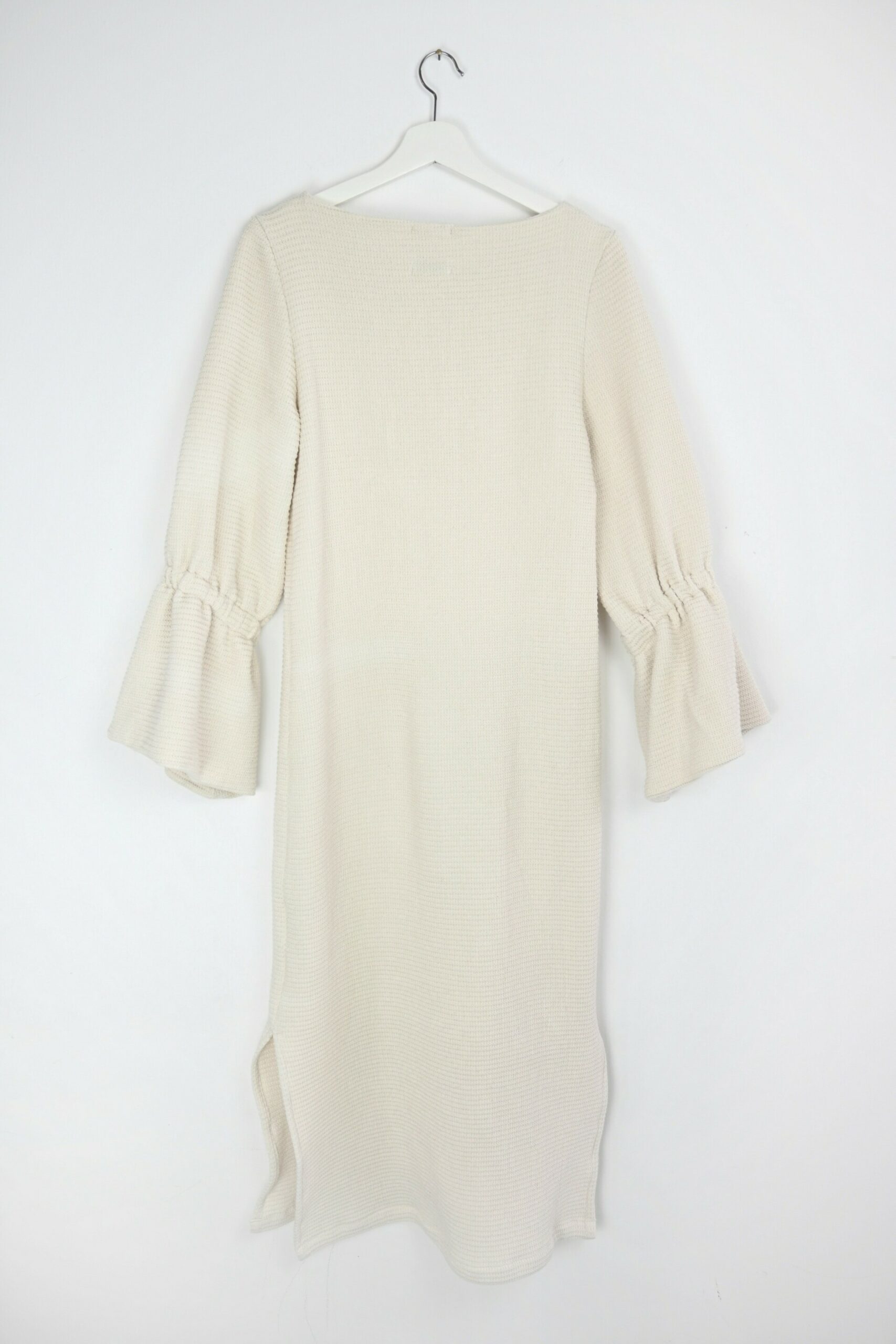 Waffelstrukturkleid in Creme – Handgefertigt aus 100 % Baumwolle, stilvoll und raffiniert Waffelstrukturkleid in Creme aus 100 % Baumwolle, handgefertigt, mit raffinierten Ärmeln und seitlichen Schlitzen.