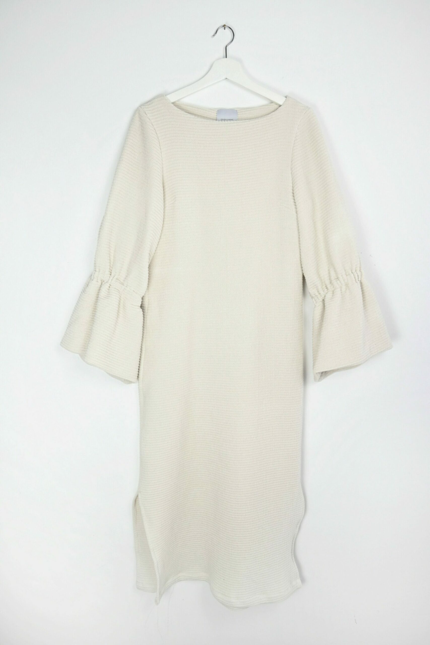 Waffelstrukturkleid in Creme – Handgefertigt aus 100 % Baumwolle, stilvoll und raffiniert Waffelstrukturkleid in Creme aus 100 % Baumwolle, handgefertigt, mit raffinierten Ärmeln und seitlichen Schlitzen.