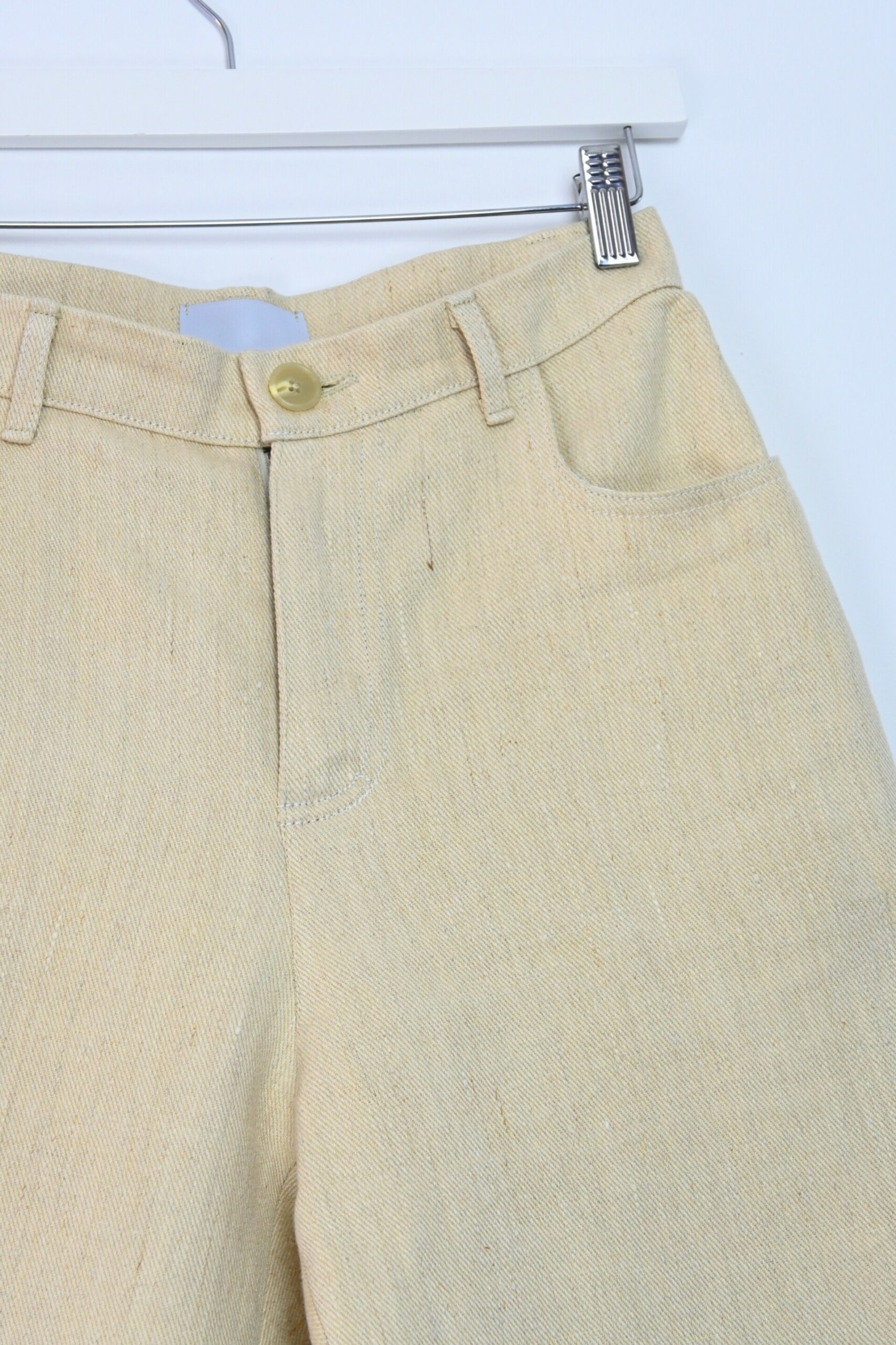 Unisex Hanfhose aus 100 % Hanf – Naturbelassen, vorgewaschen und in zwei Längen erhältlich Unisex Hanfhose aus 100 % Hanf, naturbelassen, vorgewaschen, mit Abnähern am Saum und erhältlich in zwei Längen.