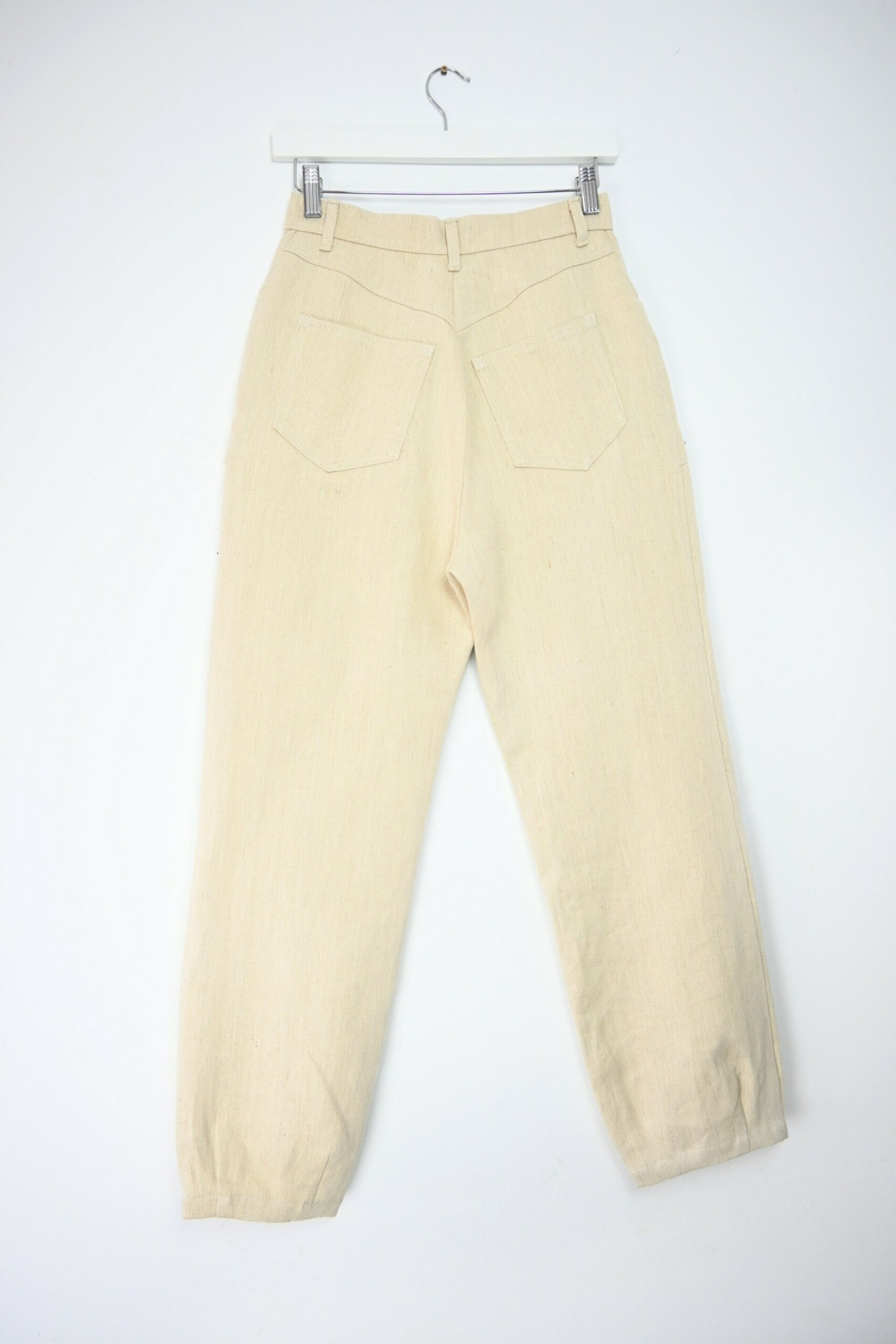 Unisex Hanfhose aus 100 % Hanf – Naturbelassen, vorgewaschen und in zwei Längen erhältlich Unisex Hanfhose aus 100 % Hanf, naturbelassen, vorgewaschen, mit Abnähern am Saum und erhältlich in zwei Längen.