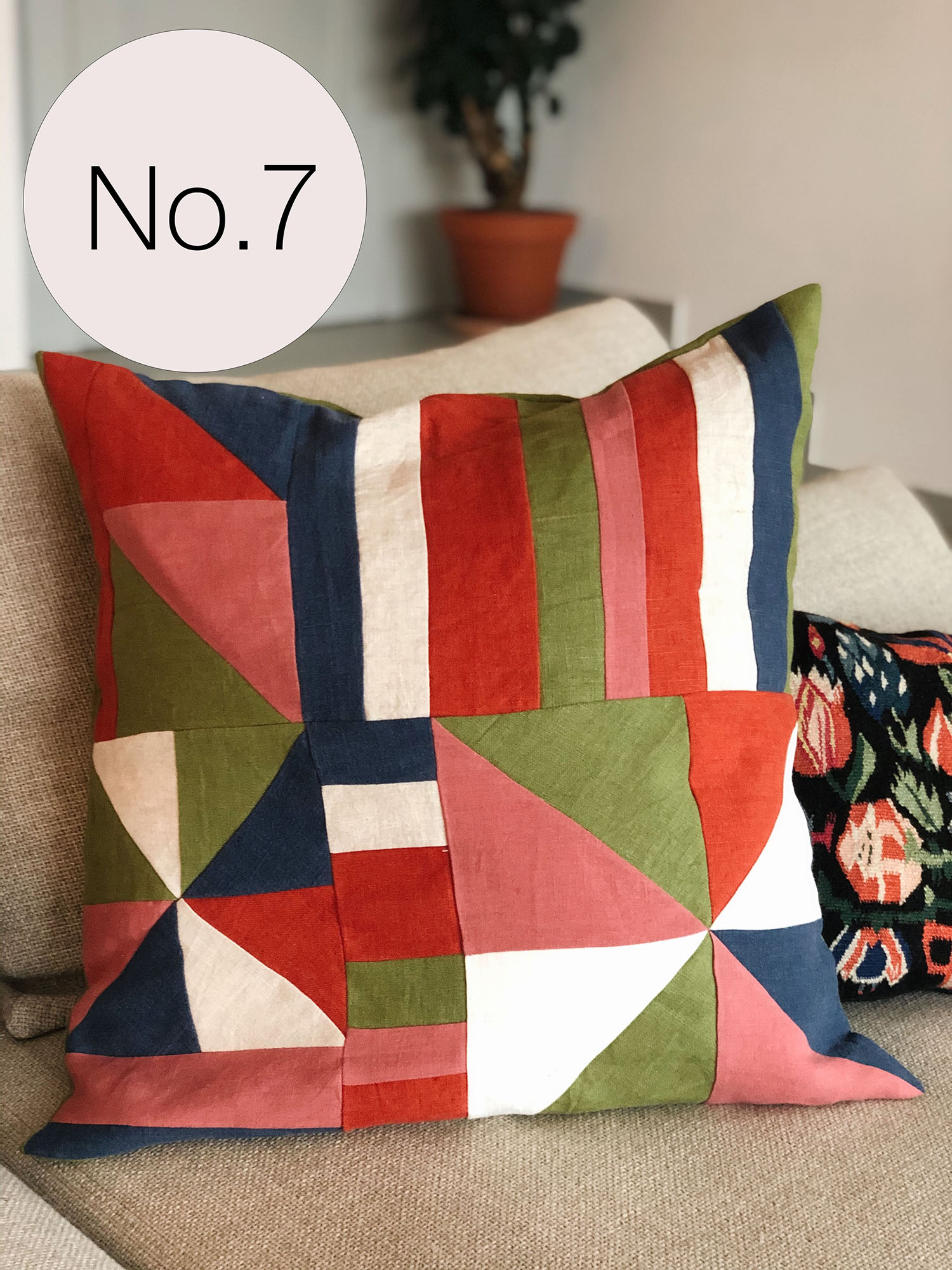 Patchwork Kissenbezug aus 100 % Leinen, handgefertigt aus Stoffresten, nachhaltig und einzigartig.