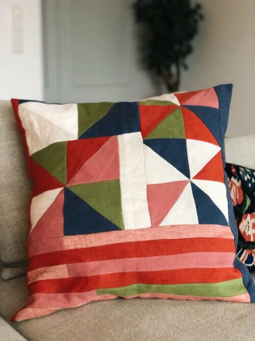Patchwork Kissenbezug aus 100 % Leinen, handgefertigt aus Stoffresten, nachhaltig und einzigartig.