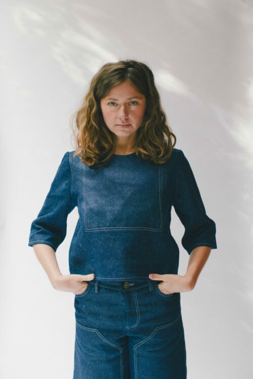 Gartenshirt Indigo, handgefertigt aus 100 % Hanf, robust mit weißen Absteppungen und Einsätzen, zeitlos und vielseitig.
