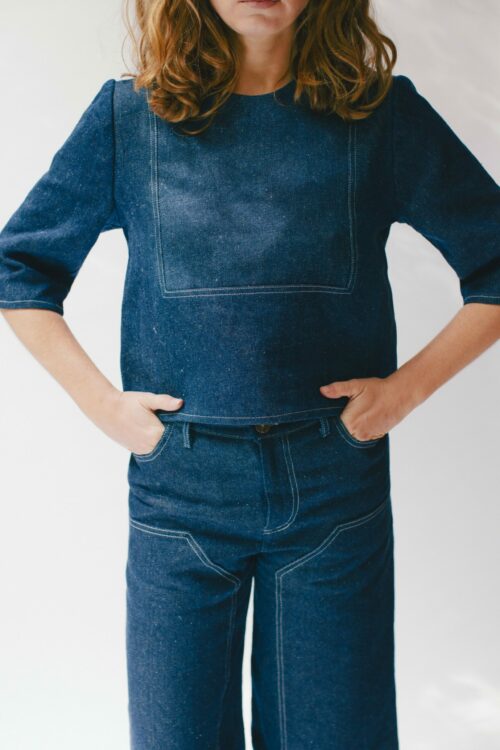 Gartenjeans Indigo, handgefertigt aus 100 % Hanf, knöchellang mit verstärktem Vorderteil, robust und wird mit jeder Wäsche weicher.