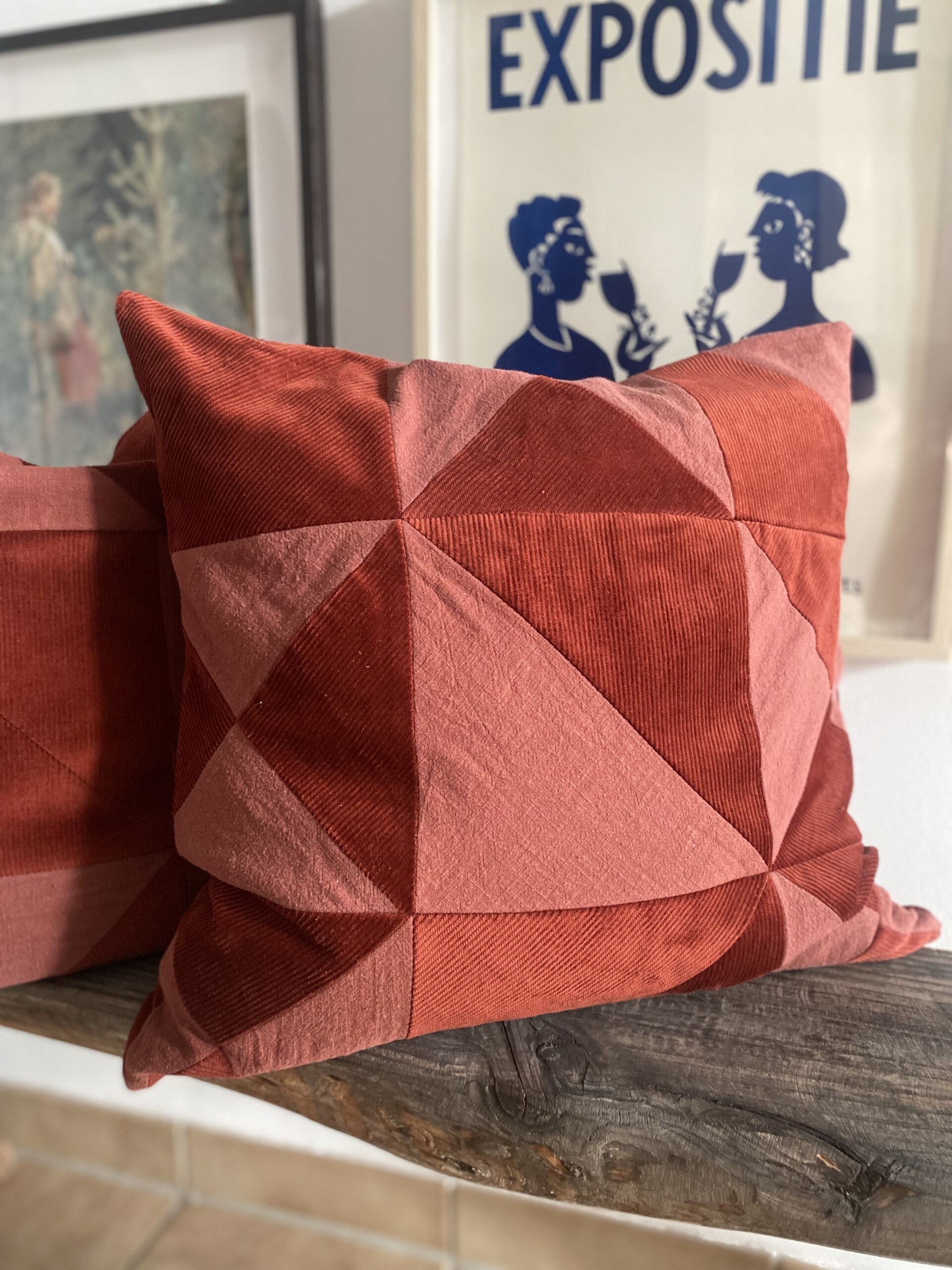 Patchwork Kissenbezug in Rost aus Bio-Baumwollcord und Ramie, handgefertigt aus Stoffresten, nachhaltig und umweltfreundlich.