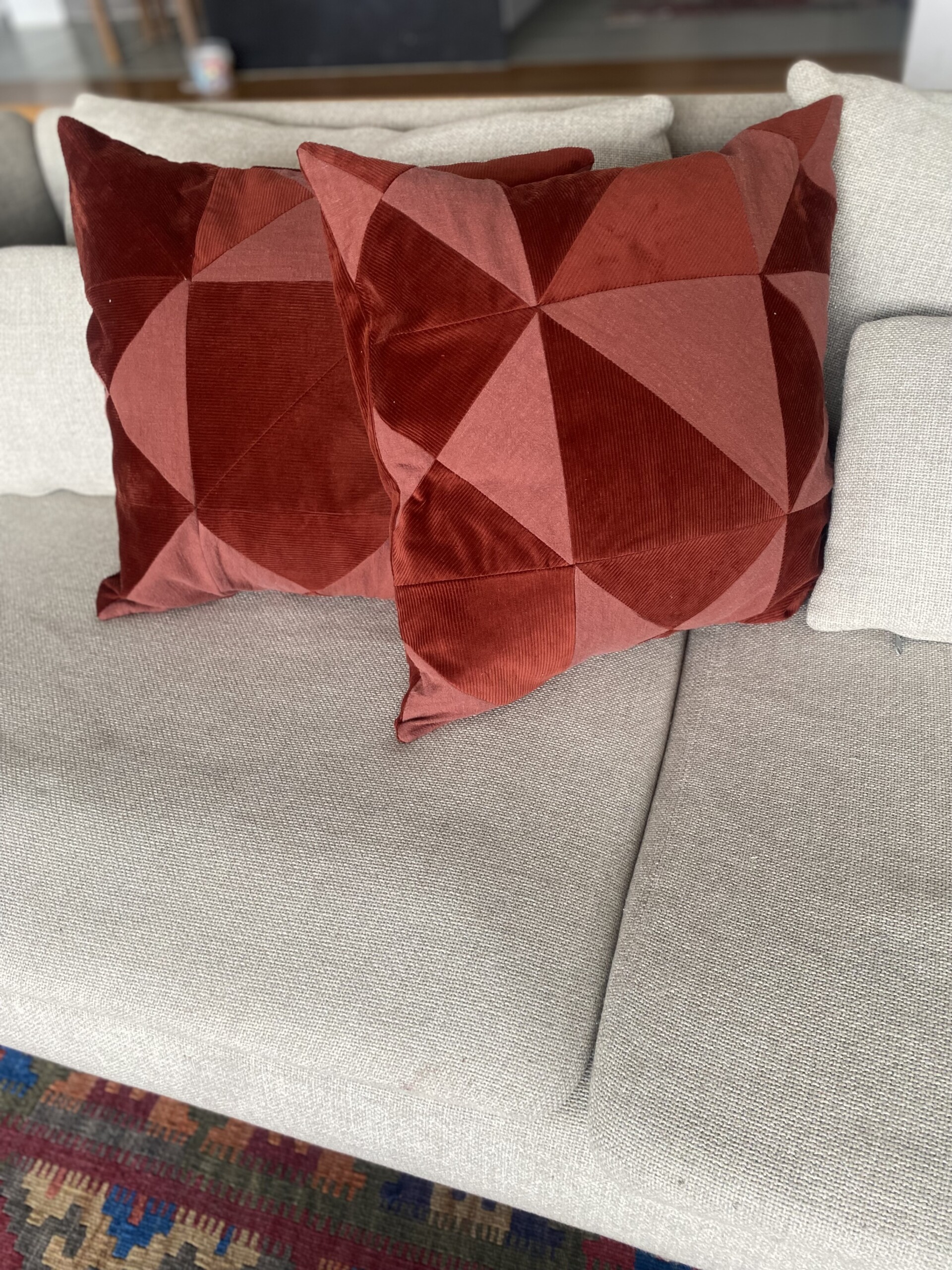 Patchwork Kissenbezug in Rost aus Bio-Baumwollcord und Ramie, handgefertigt aus Stoffresten, nachhaltig und umweltfreundlich.