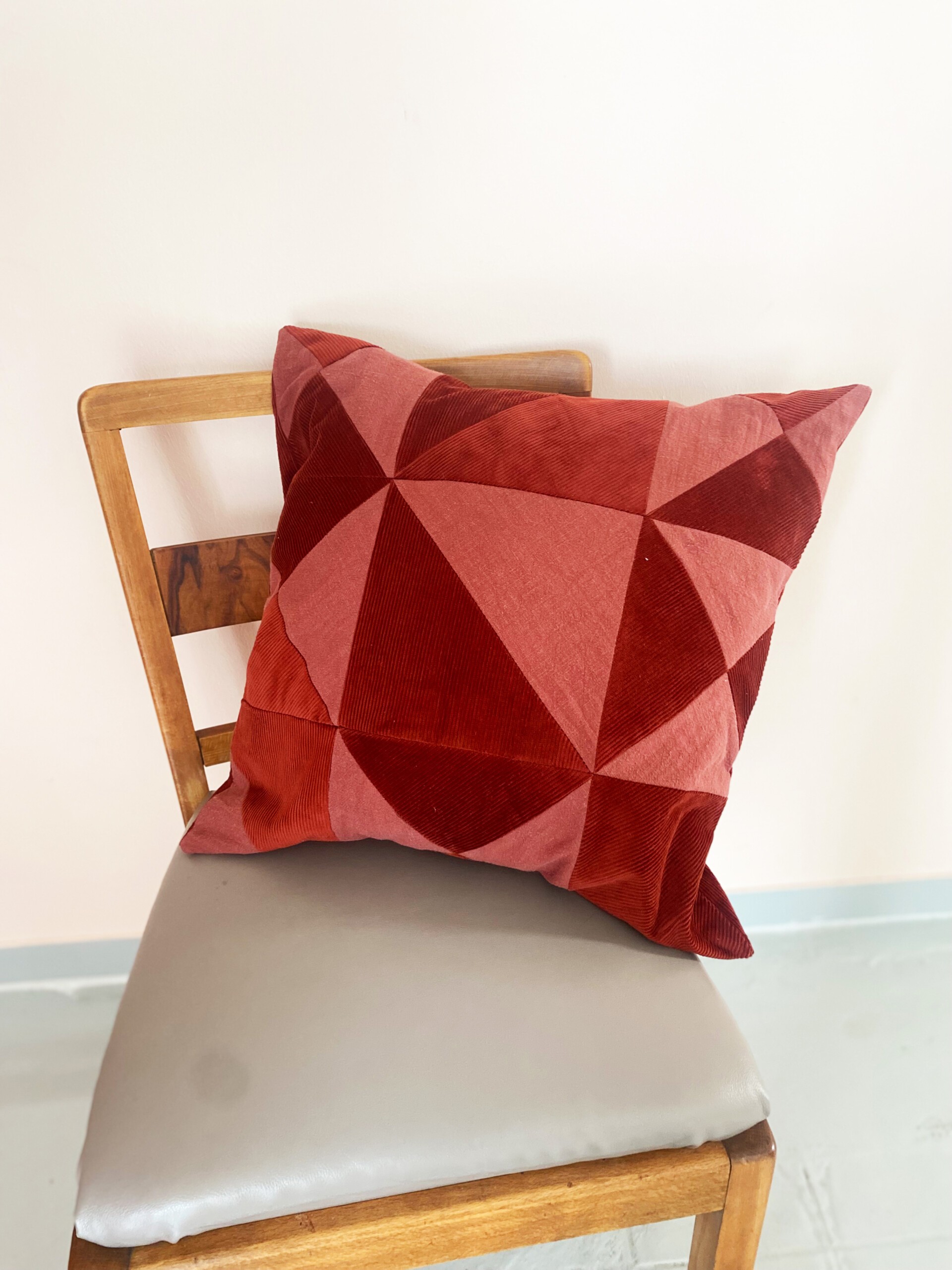 Patchwork Kissenbezug in Rost aus Bio-Baumwollcord und Ramie, handgefertigt aus Stoffresten, nachhaltig und umweltfreundlich.