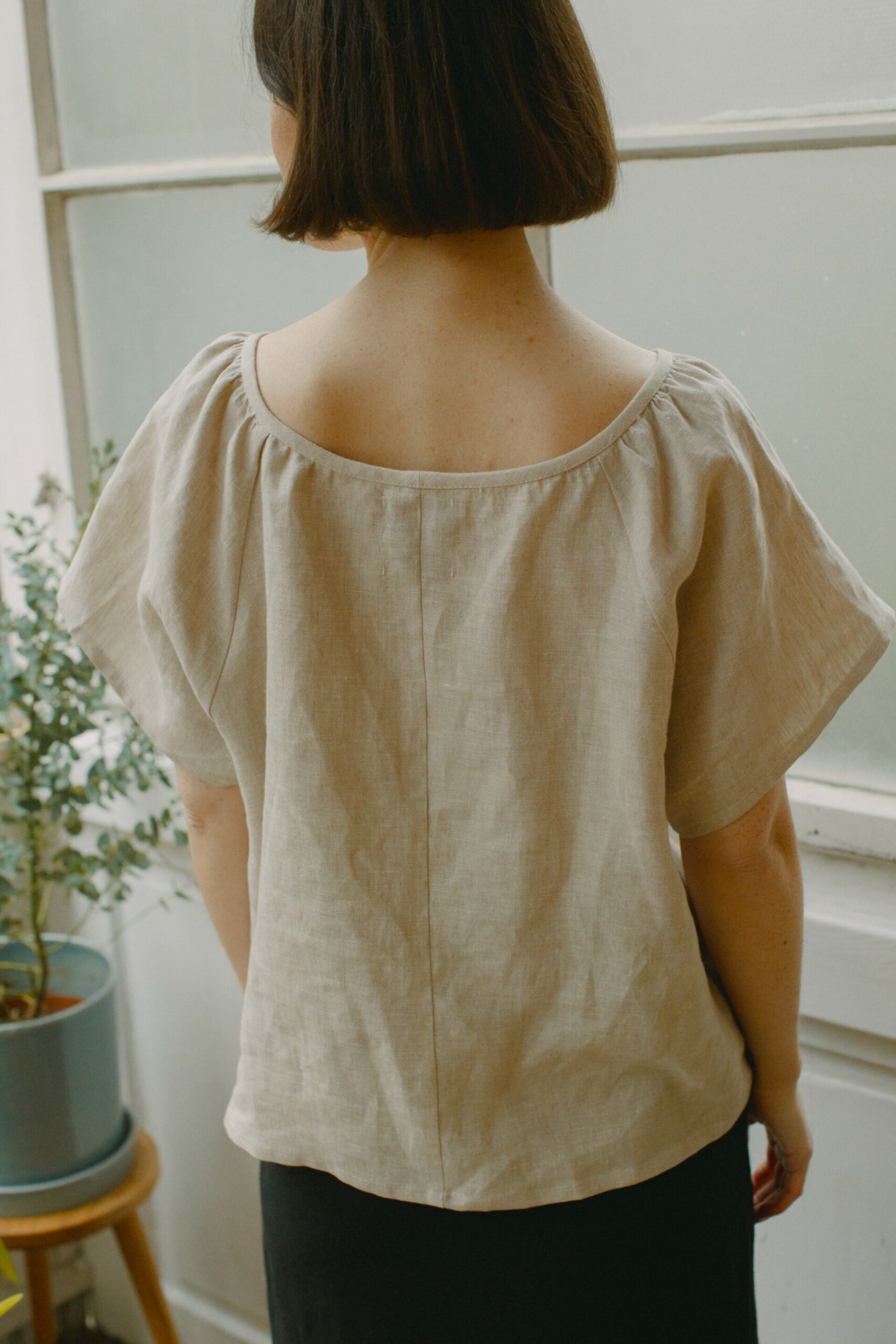 Leinenshirt Natur – Aus 100 % belgischem Leinen, weit geschnitten und leicht Leinenshirt Natur aus 100 % belgischem Leinen, handgefertigt, mit weitem Schnitt, luftigen Ärmeln und zartem Ausschnitt.
