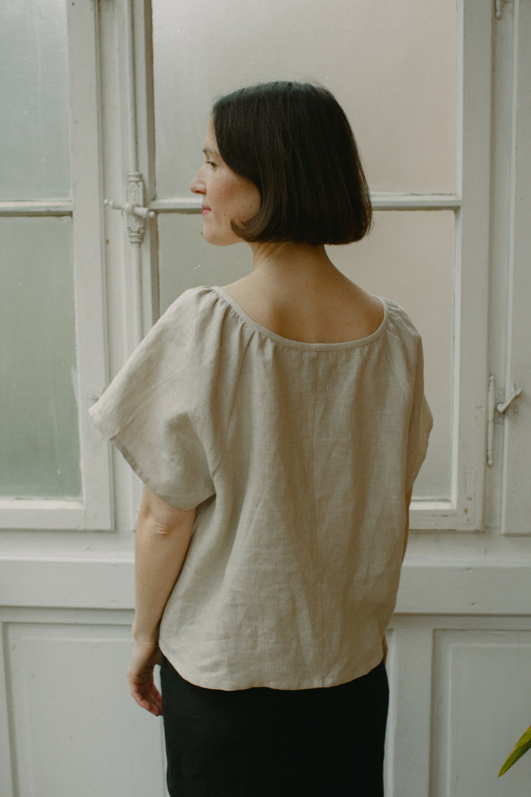 Leinenshirt Natur – Aus 100 % belgischem Leinen, weit geschnitten und leicht Leinenshirt Natur aus 100 % belgischem Leinen, handgefertigt, mit weitem Schnitt, luftigen Ärmeln und zartem Ausschnitt.
