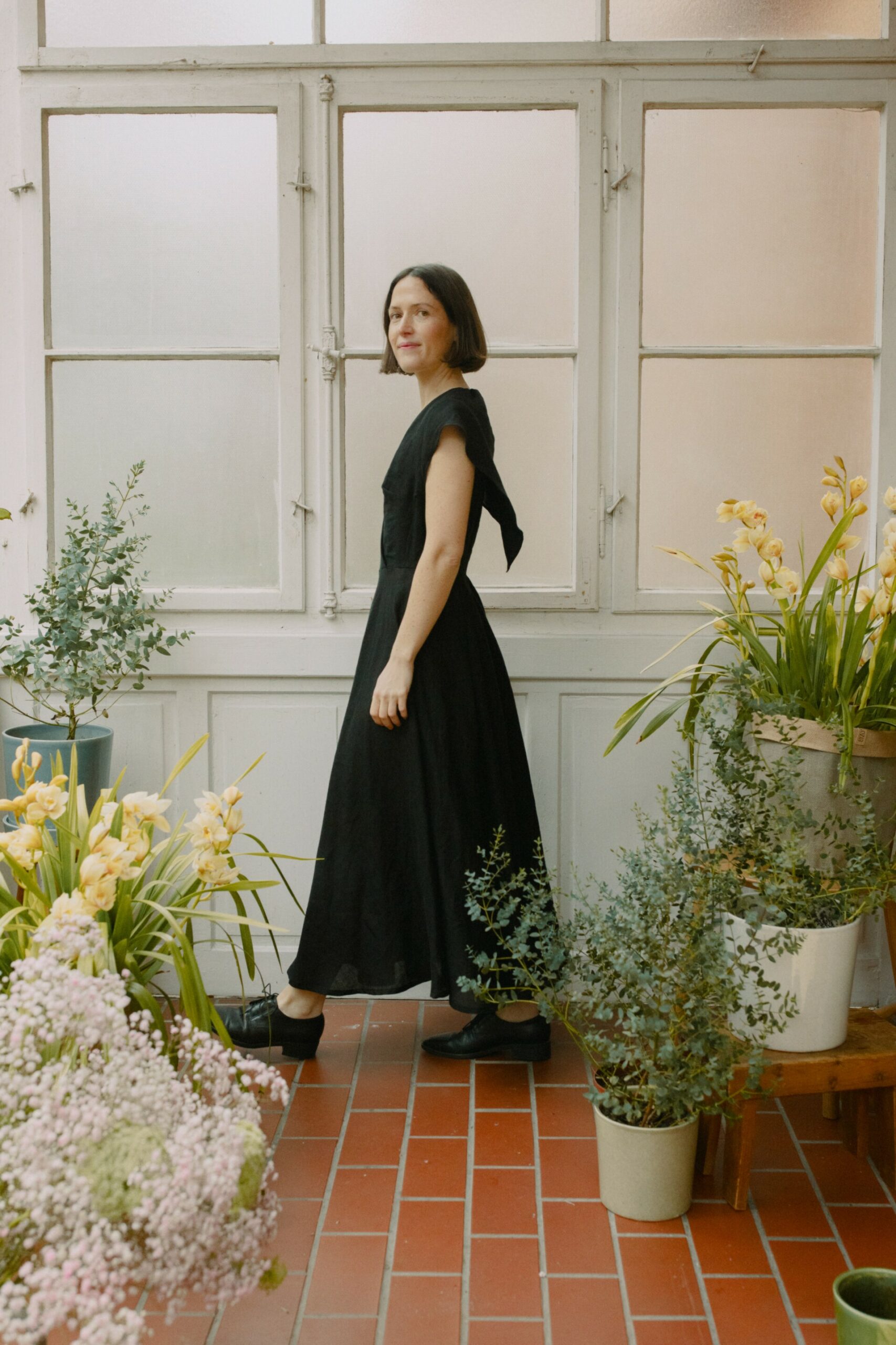 Heimatkleid aus 100 % niederländischem Leinen, handgefertigt, mit integriertem Tuch, als leichtes Sommerkleid tragbar.