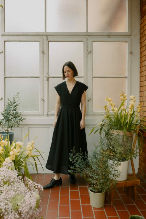 Heimatkleid aus 100 % niederländischem Leinen, handgefertigt, mit integriertem Tuch, als leichtes Sommerkleid tragbar.