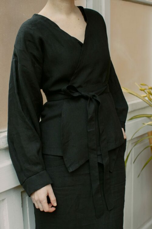 Wickeljacke aus 100 % niederländischem Leinen in Schwarz, flexibel tragbar, gebunden oder locker geknotet, als Jacke oder Bluse.