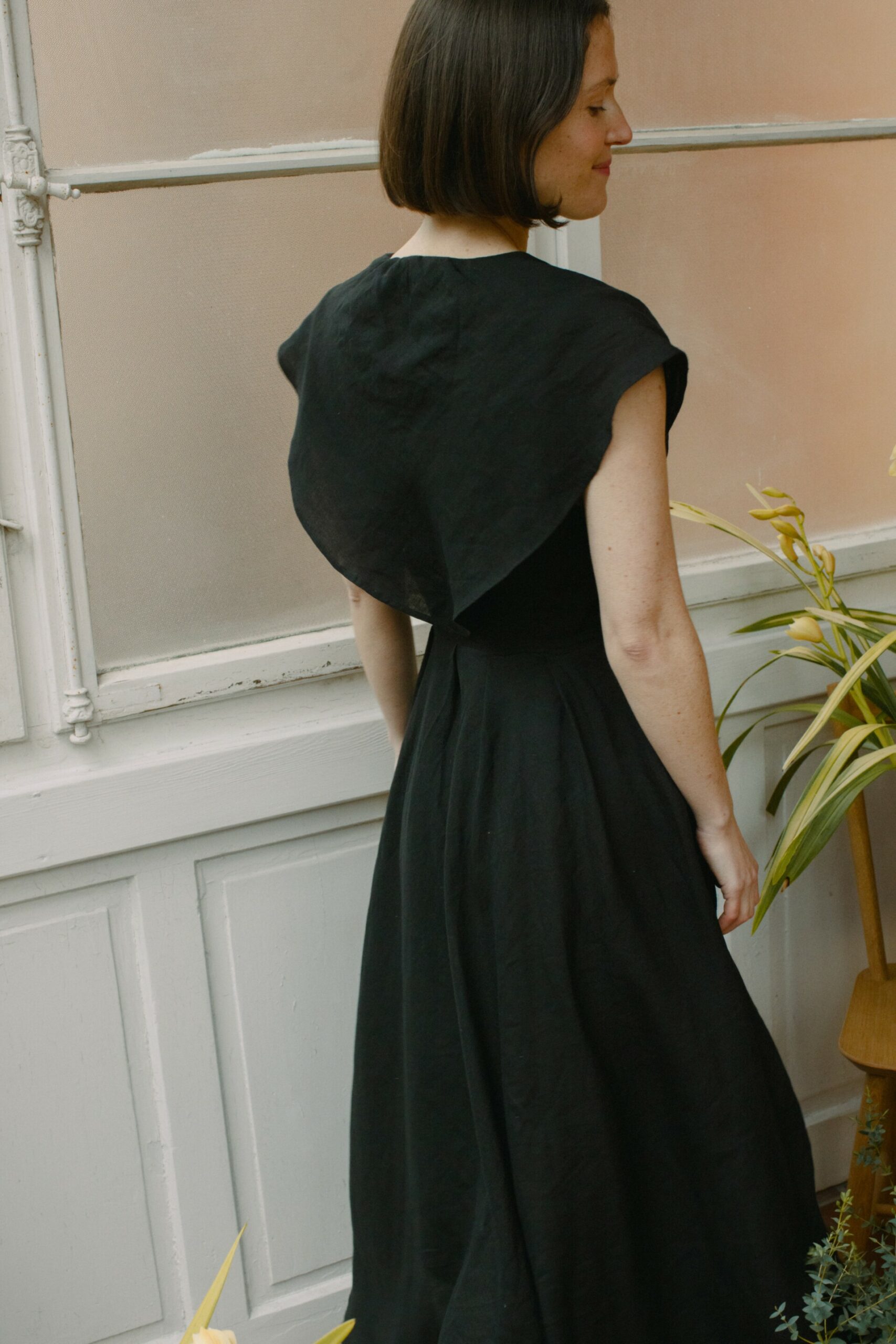 Heimatkleid aus 100 % niederländischem Leinen, handgefertigt, mit integriertem Tuch, als leichtes Sommerkleid tragbar.