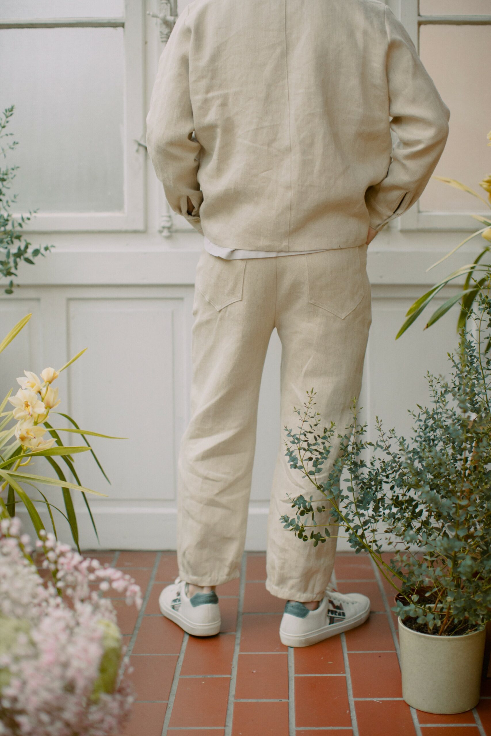 Unisex Hanfhose aus 100 % Hanf, naturbelassen, vorgewaschen, mit Abnähern am Saum und erhältlich in zwei Längen.