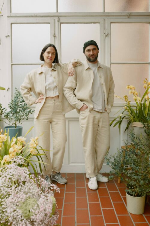 Unisex Hanfhose aus 100 % Hanf, naturbelassen, vorgewaschen, mit Abnähern am Saum und erhältlich in zwei Längen.