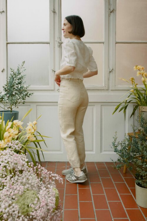 Unisex Hanfhose aus 100 % Hanf, naturbelassen, vorgewaschen, mit Abnähern am Saum und erhältlich in zwei Längen.