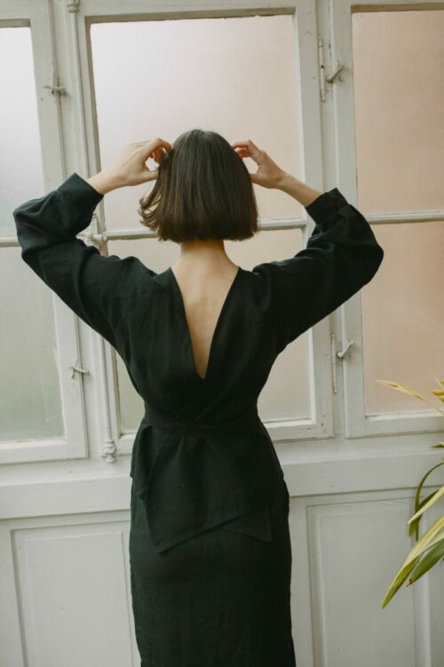 Wickeljacke aus 100 % niederländischem Leinen in Schwarz, flexibel tragbar, gebunden oder locker geknotet, als Jacke oder Bluse.