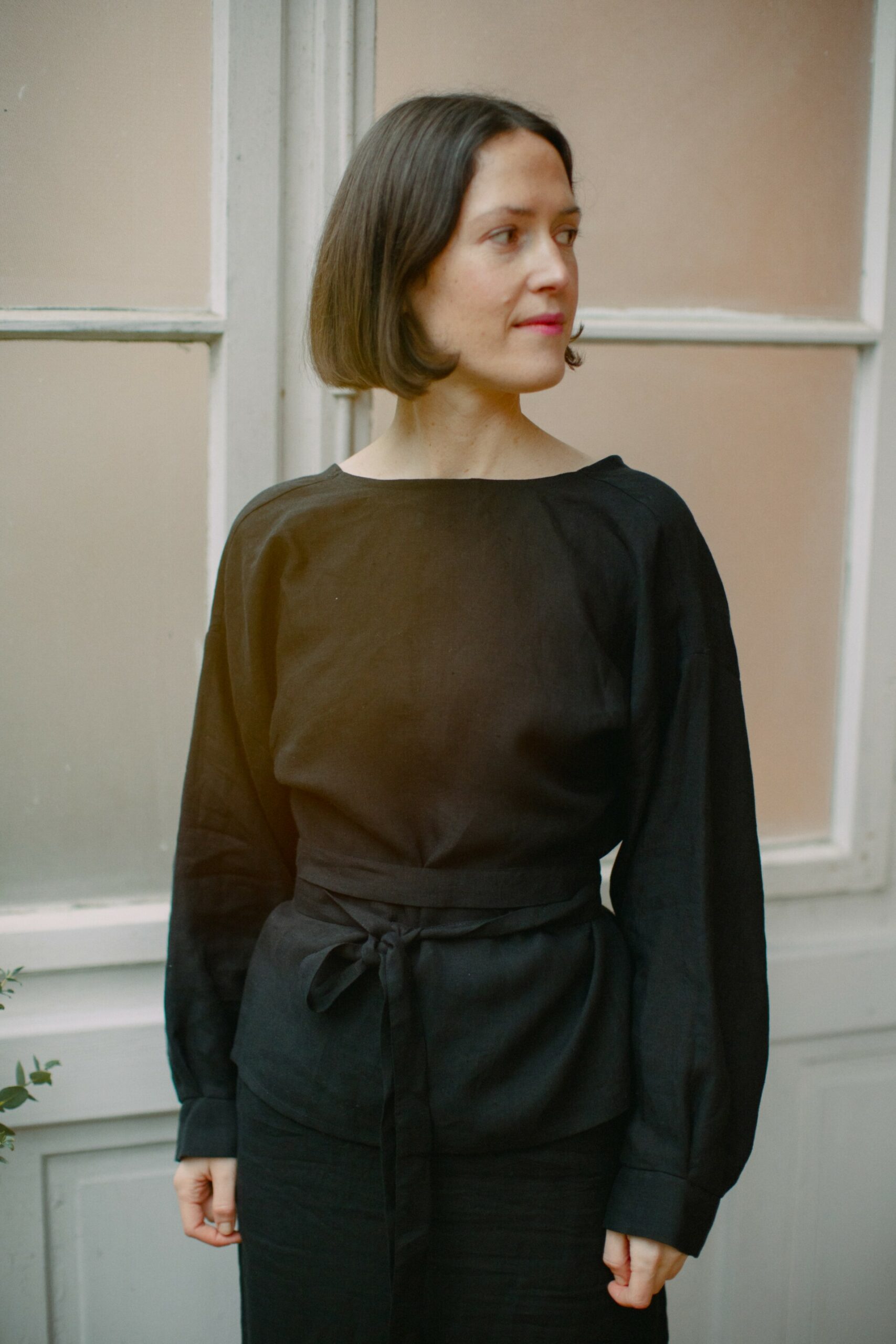 Wickeljacke aus 100 % niederländischem Leinen in Schwarz, flexibel tragbar, gebunden oder locker geknotet, als Jacke oder Bluse.