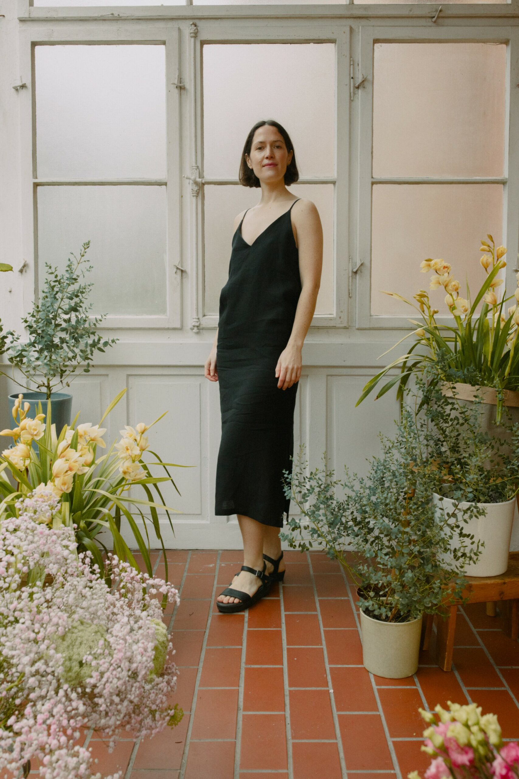 Leinenkleid Schwarz – Aus 100 % niederländischem Leinen, sexy und bequem Leinenkleid in Schwarz aus 100 % niederländischem Leinen, Trägerkleid mit Vorder- und Rückenausschnitt, Seitenschlitzen und seitlichen Eingriffstaschen.