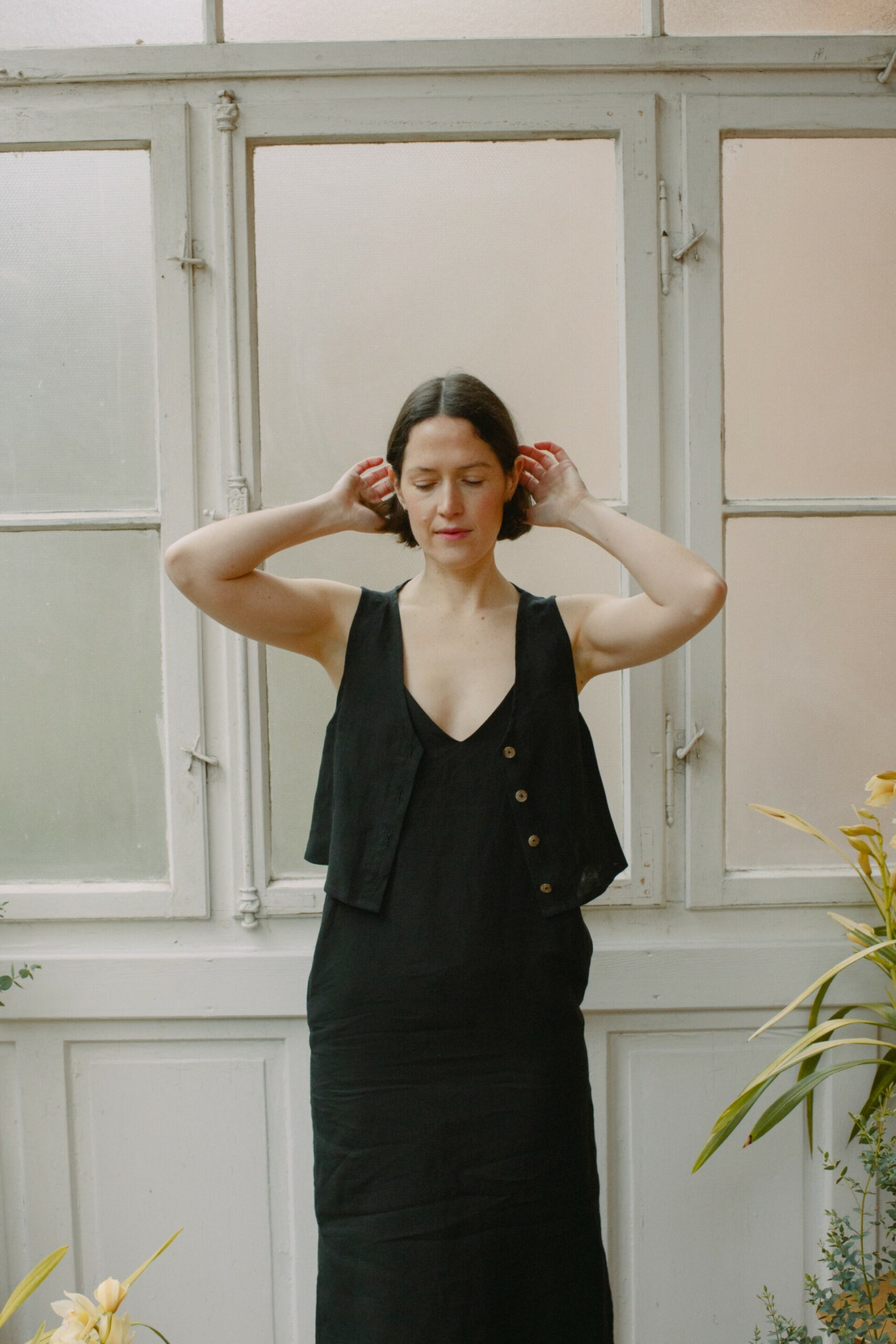 Leinenkleid in Schwarz aus 100 % niederländischem Leinen, Trägerkleid mit Vorder- und Rückenausschnitt, Seitenschlitzen und seitlichen Eingriffstaschen.