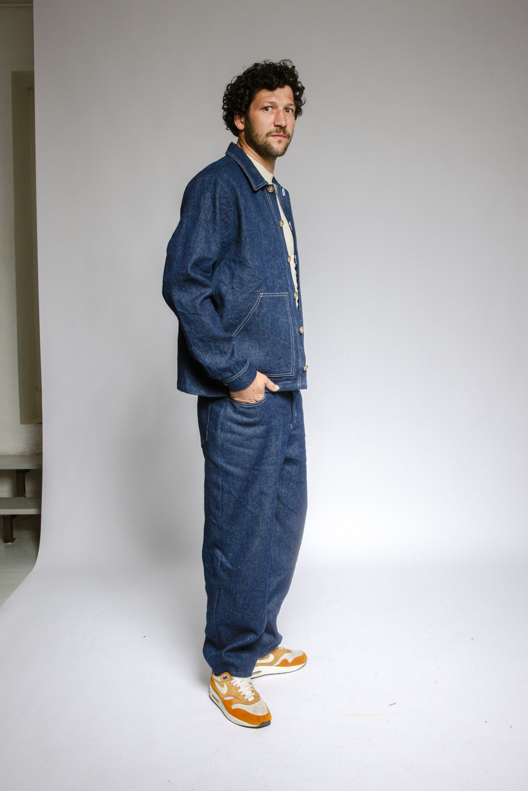 Unisex-Hose aus 100 % Hanf in Indigo, vielseitig tragbar in der Taille oder auf der Hüfte, robust und pflegeleicht.