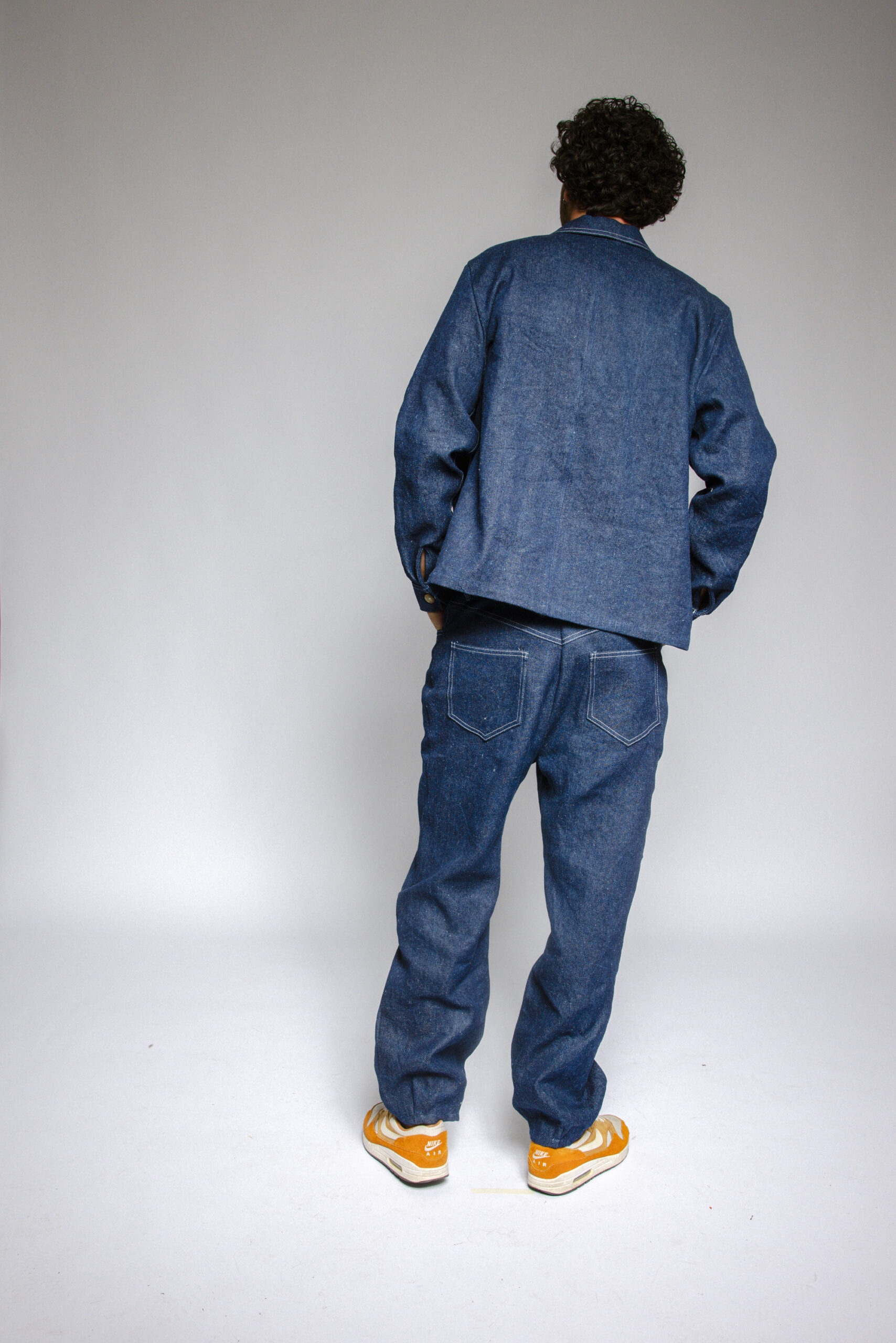 nisex-Hose aus 100 % Hanf in Indigo, vielseitig tragbar in der Taille oder auf der Hüfte, robust und pflegeleicht.