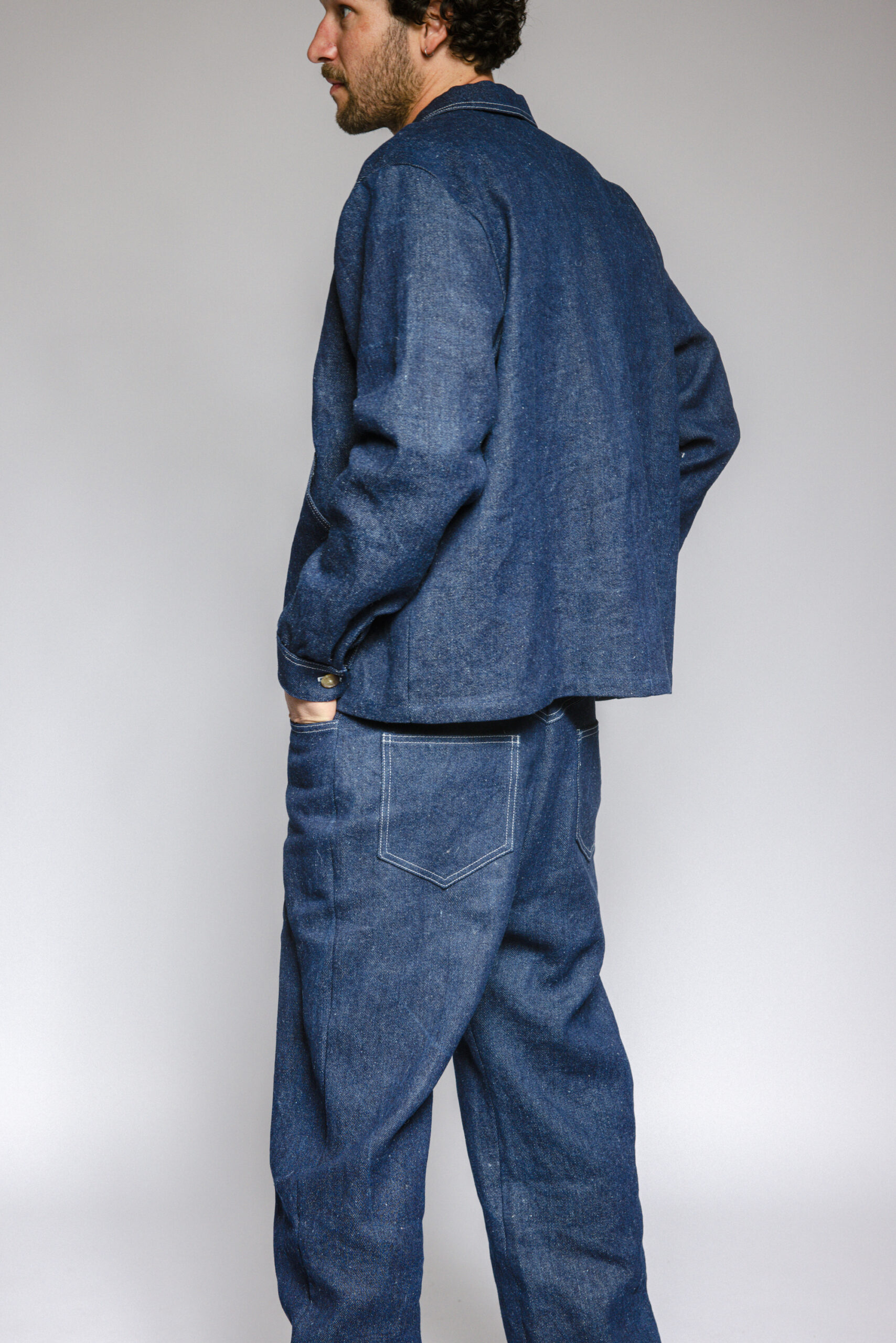 Unisex-Hose aus 100 % Hanf in Indigo, vielseitig tragbar in der Taille oder auf der Hüfte, robust und pflegeleicht.