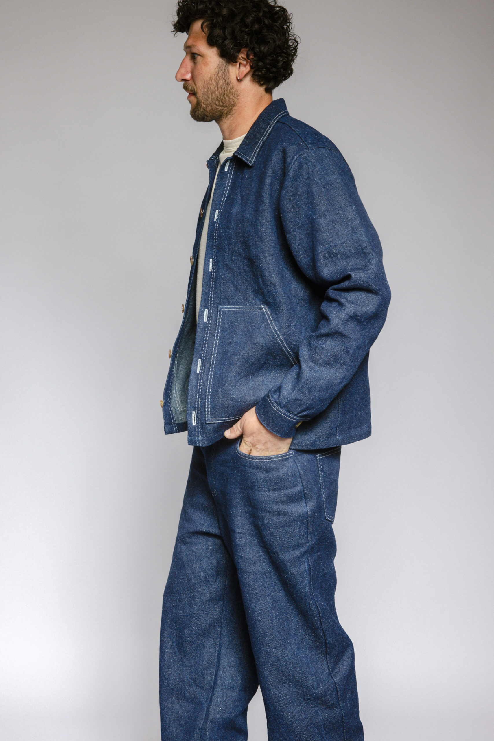 Unisex-Hanfjacke in Indigo aus 100 % Hanf, handgefertigt und mit natürlicher Struktur – ideal für jede Jahreszeit.