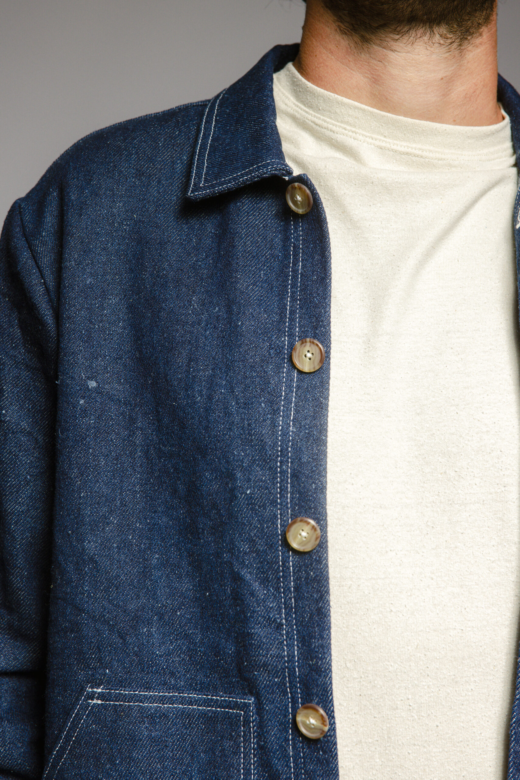 Unisex-Hanfjacke in Indigo aus 100 % Hanf, handgefertigt und mit natürlicher Struktur – ideal für jede Jahreszeit.